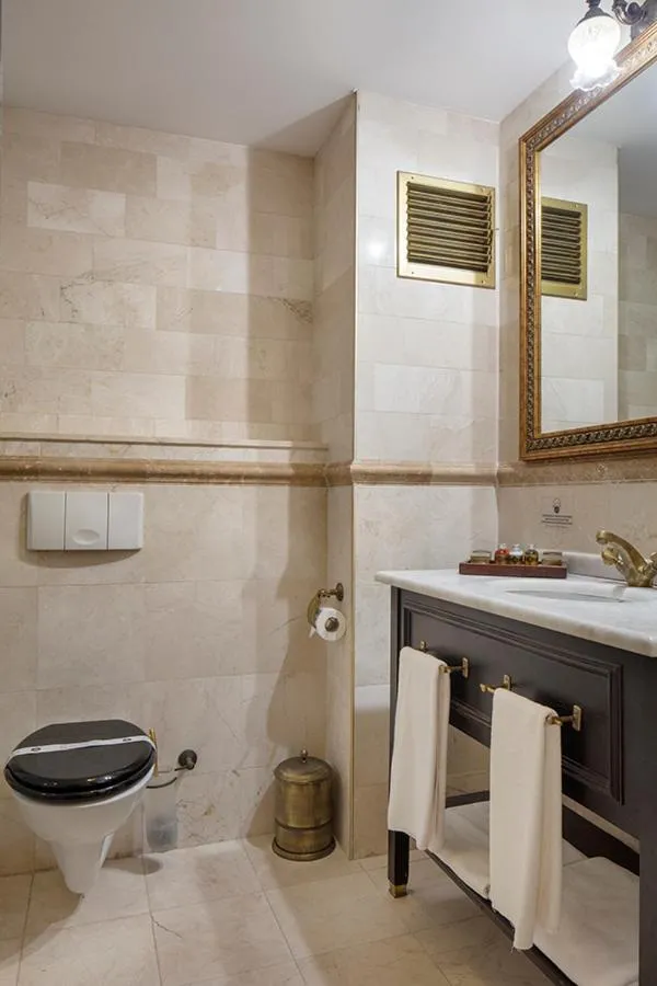 Bathroom in Chatto Hotel