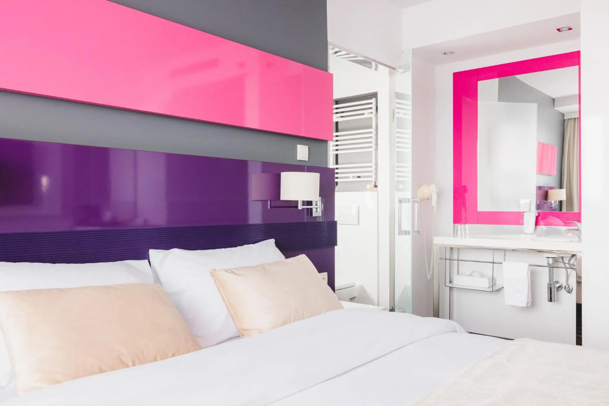 Bathroom, Bed in METROPOL Hotel Katowice