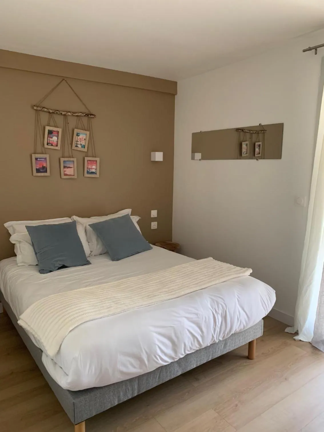 Bed in LOGIS HOTELS - Hôtel et Restaurant L'Océana