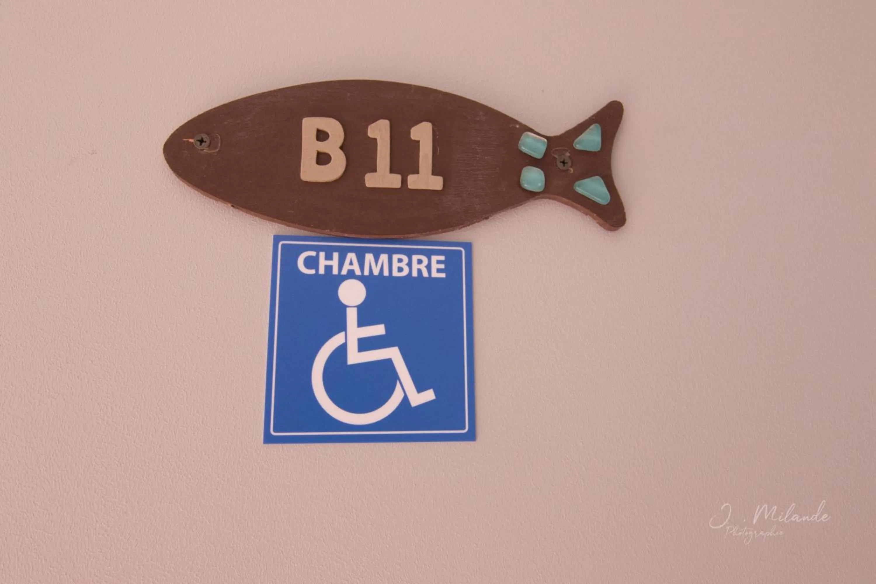 Facility for disabled guests in LOGIS HOTELS - Hôtel et Restaurant L'Océana
