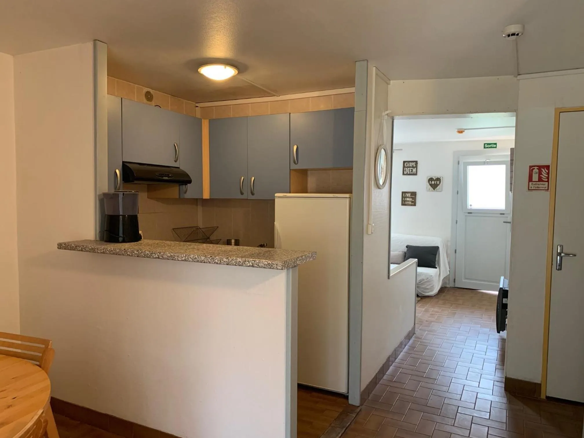 Kitchen or kitchenette in LOGIS HOTELS - Hôtel et Restaurant L'Océana