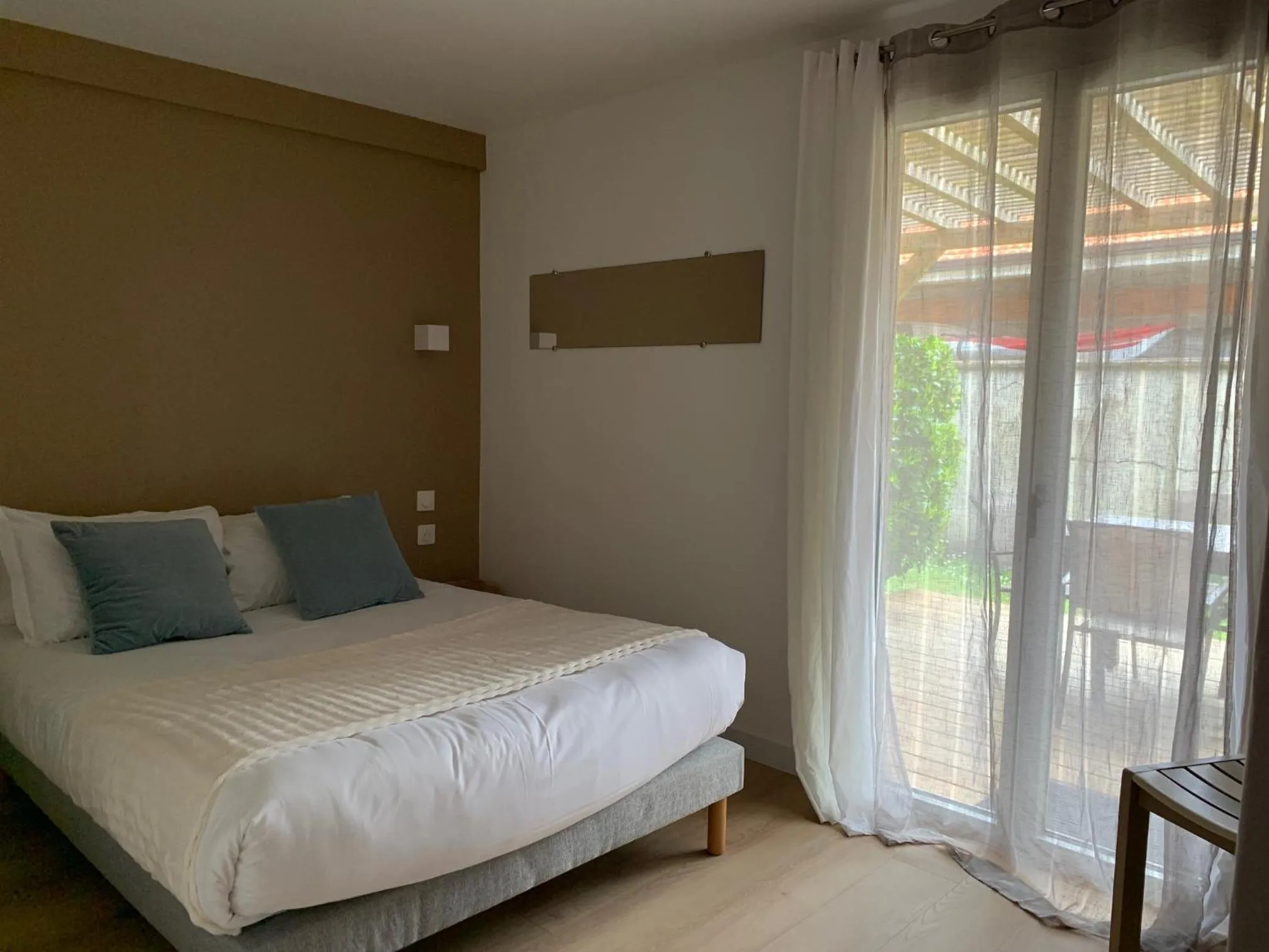 Bed in LOGIS HOTELS - Hôtel et Restaurant L'Océana