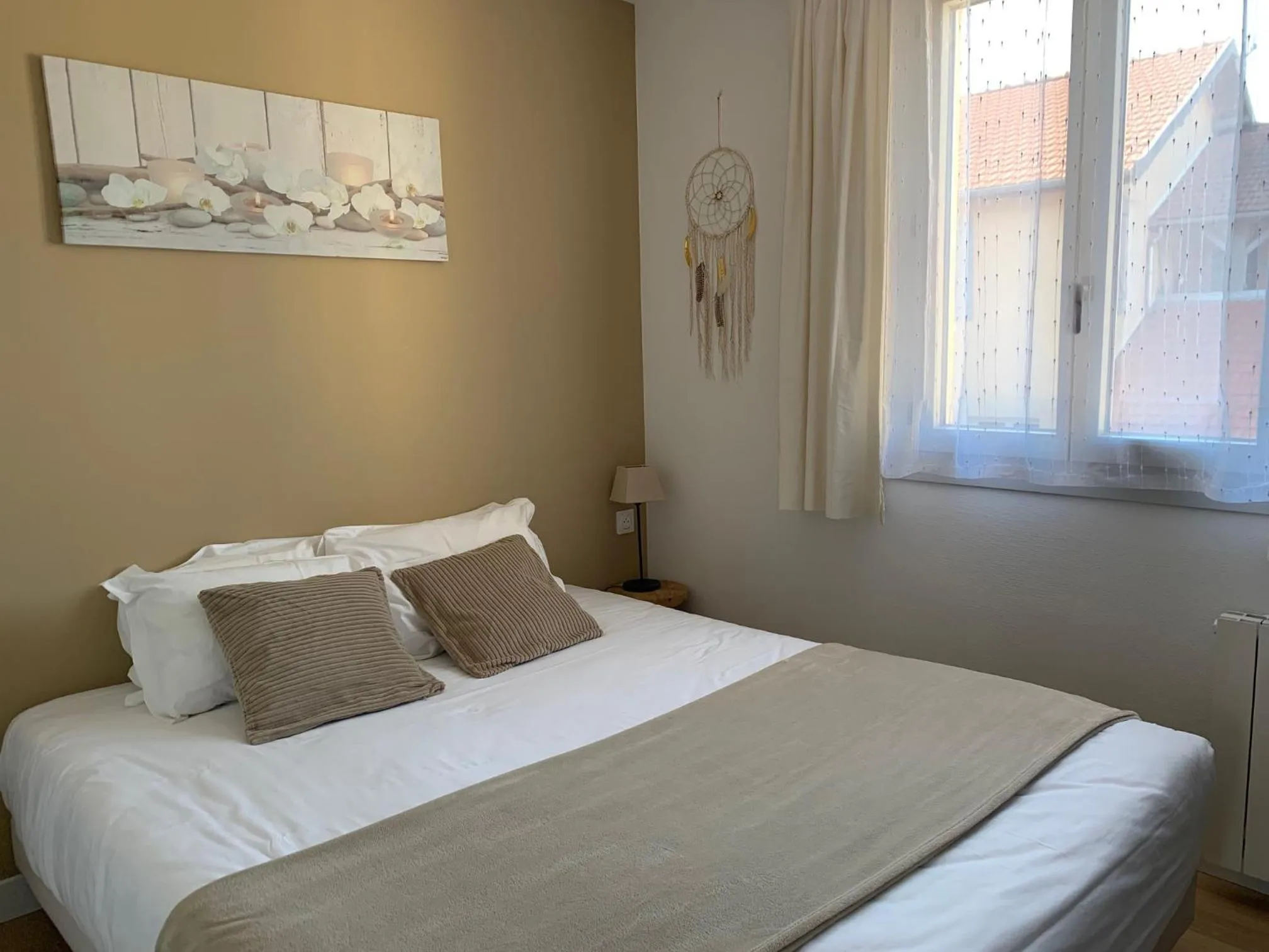 Bed in LOGIS HOTELS - Hôtel et Restaurant L'Océana