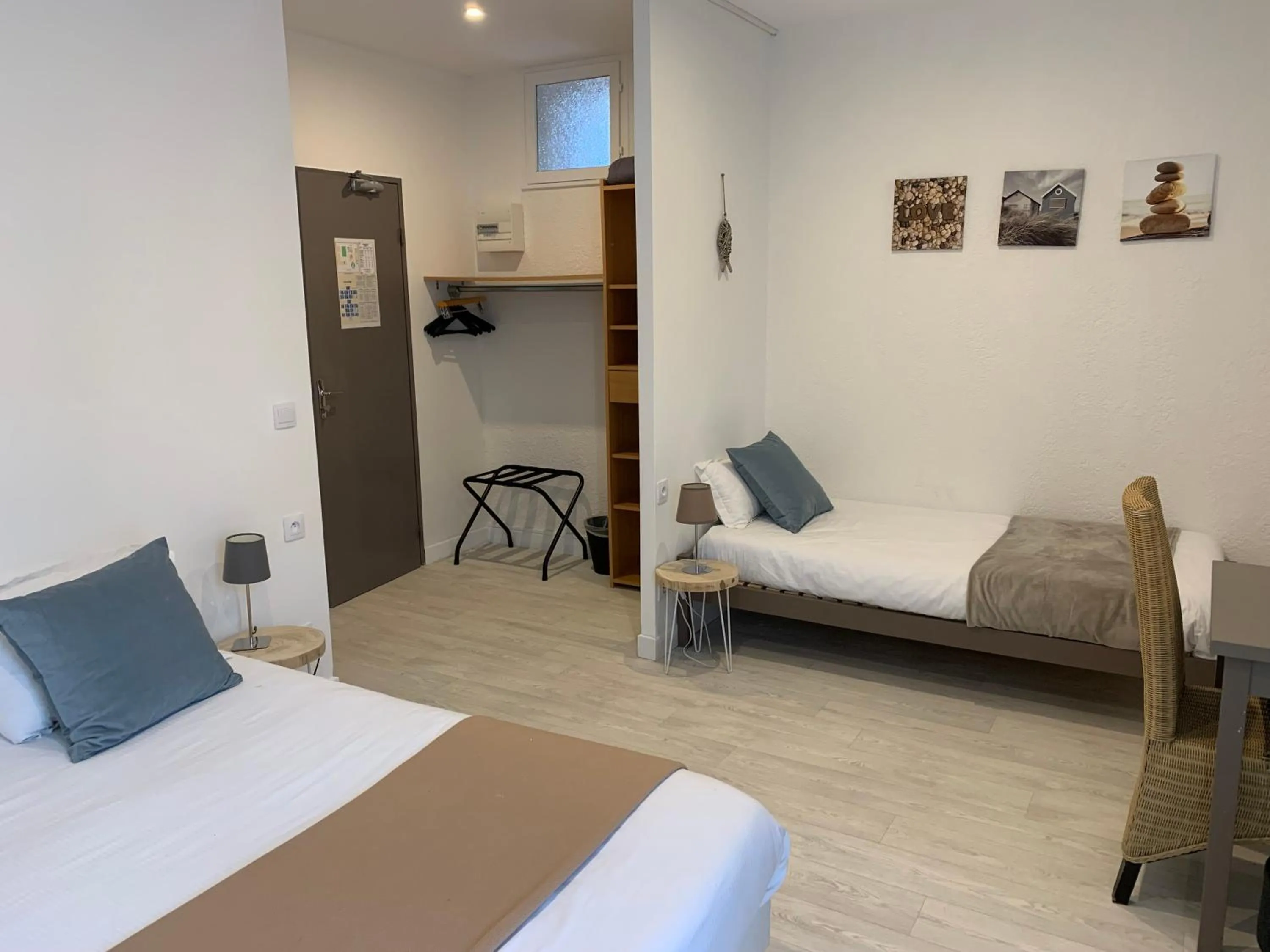 Bedroom, Bed in LOGIS HOTELS - Hôtel et Restaurant L'Océana