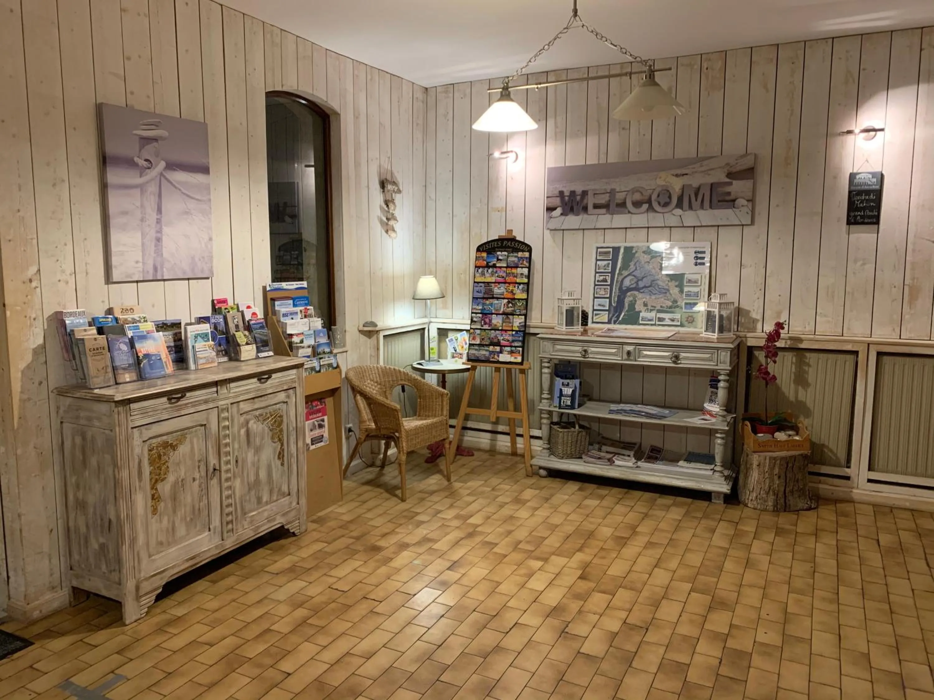 Lobby or reception in LOGIS HOTELS - Hôtel et Restaurant L'Océana
