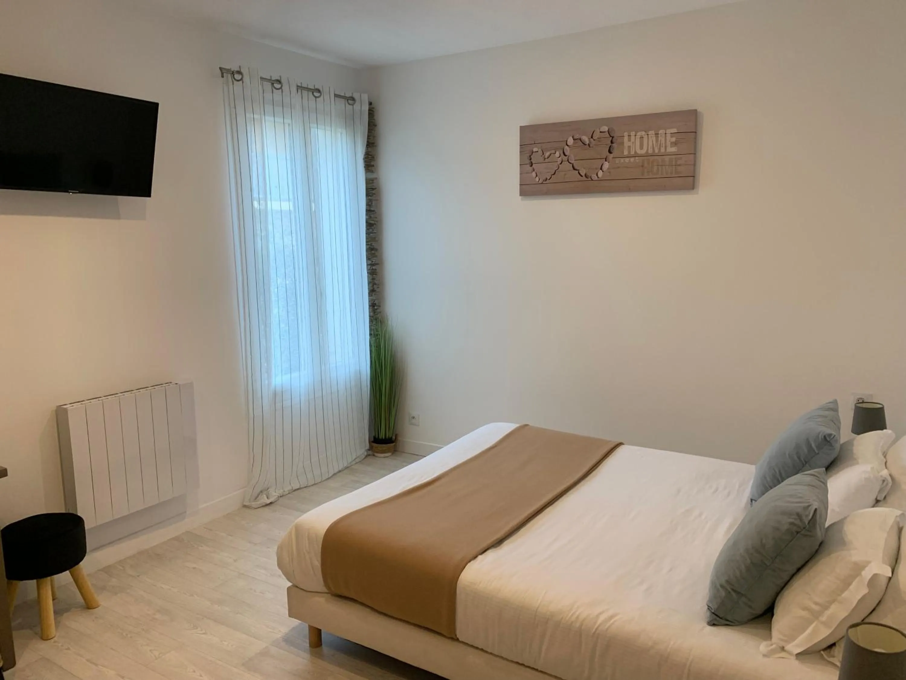 Bedroom, Bed in LOGIS HOTELS - Hôtel et Restaurant L'Océana