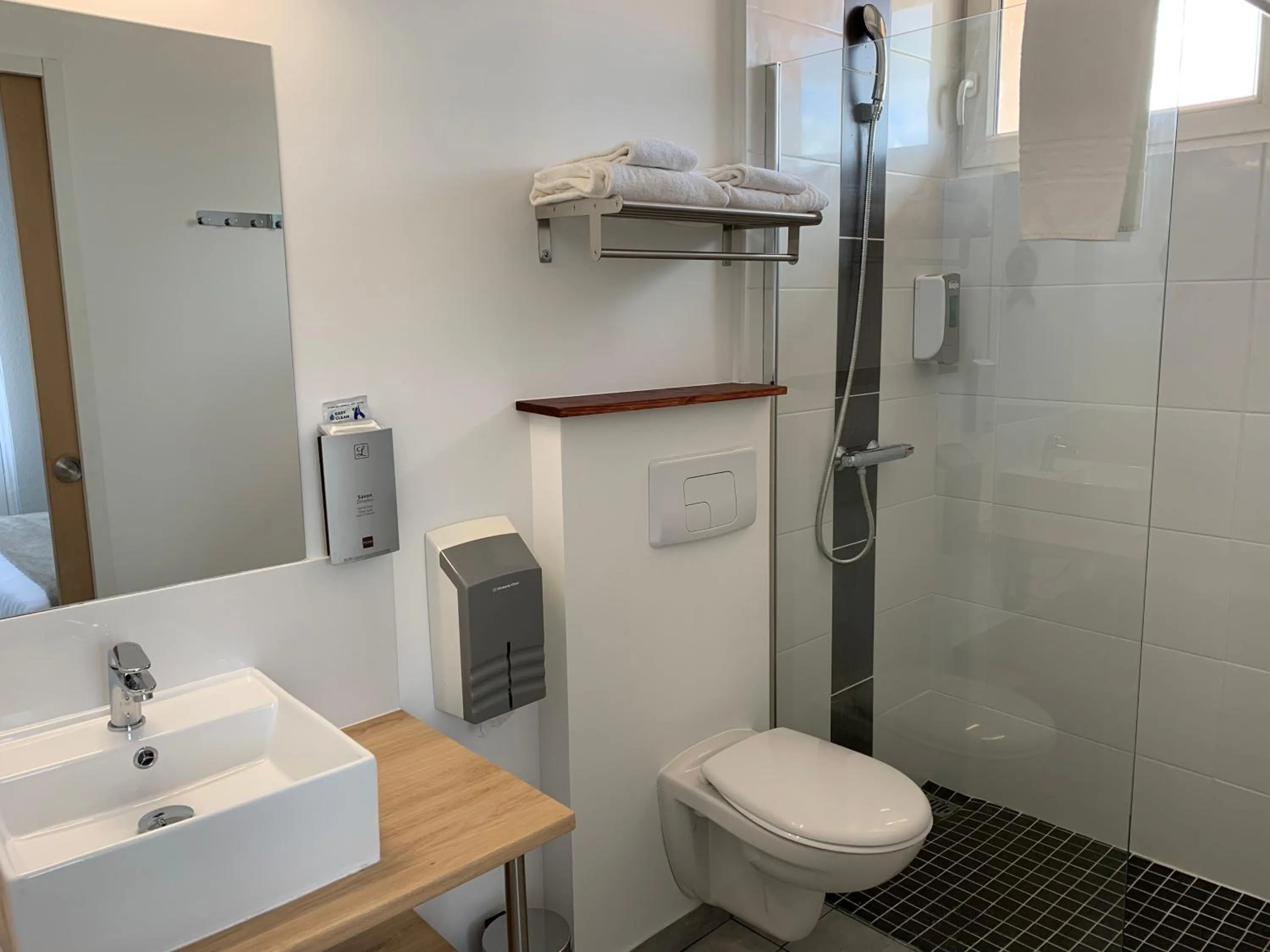 Bathroom in LOGIS HOTELS - Hôtel et Restaurant L'Océana