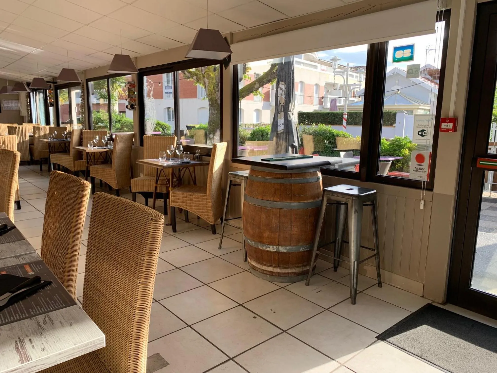 Restaurant/places to eat in LOGIS HOTELS - Hôtel et Restaurant L'Océana