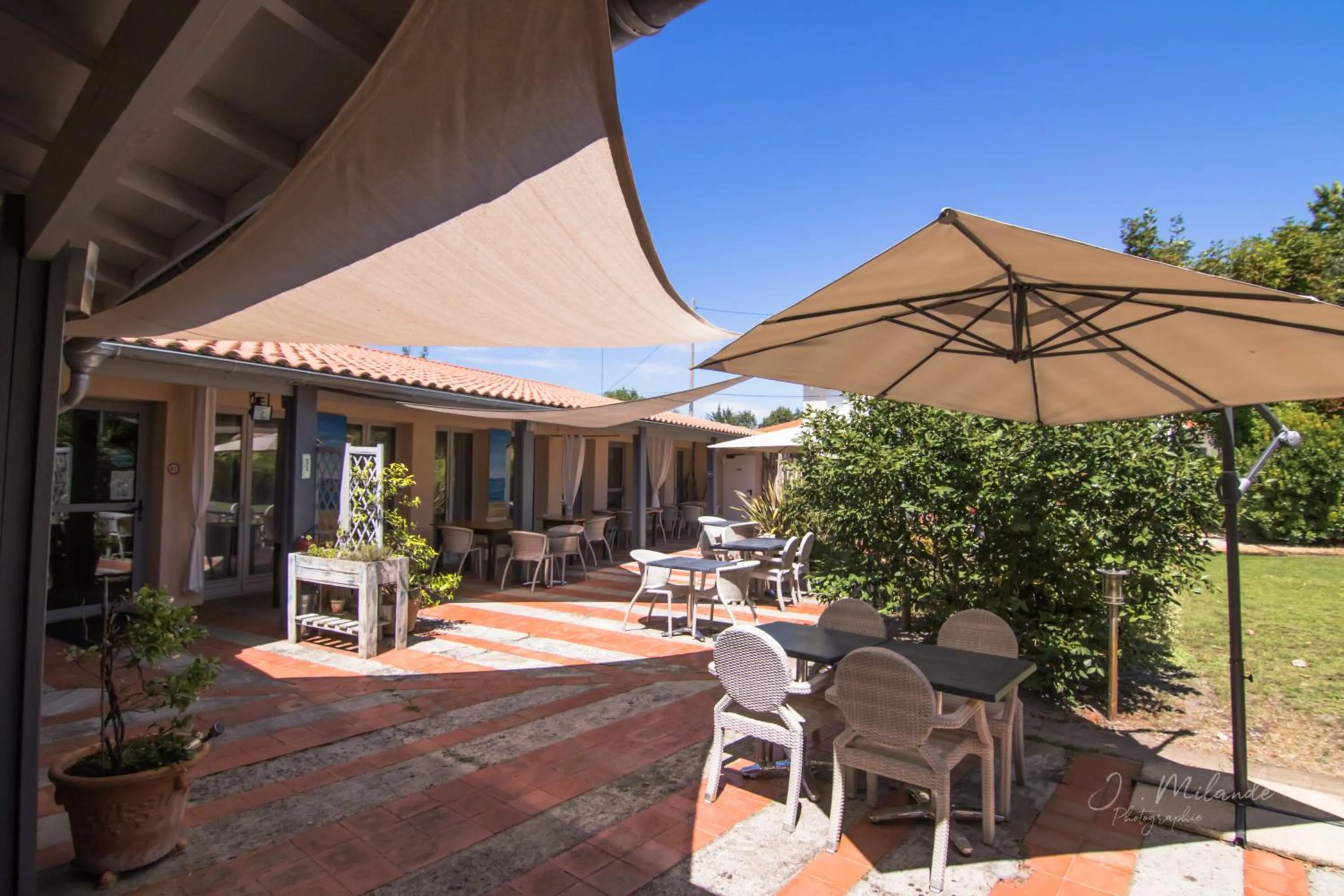 Patio in LOGIS HOTELS - Hôtel et Restaurant L'Océana