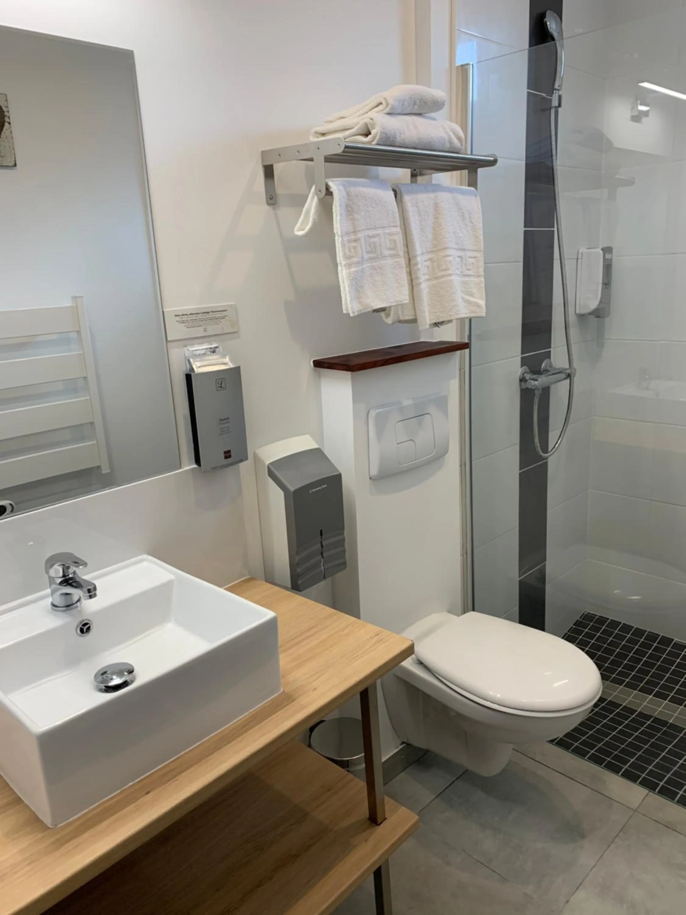 Bathroom in LOGIS HOTELS - Hôtel et Restaurant L'Océana