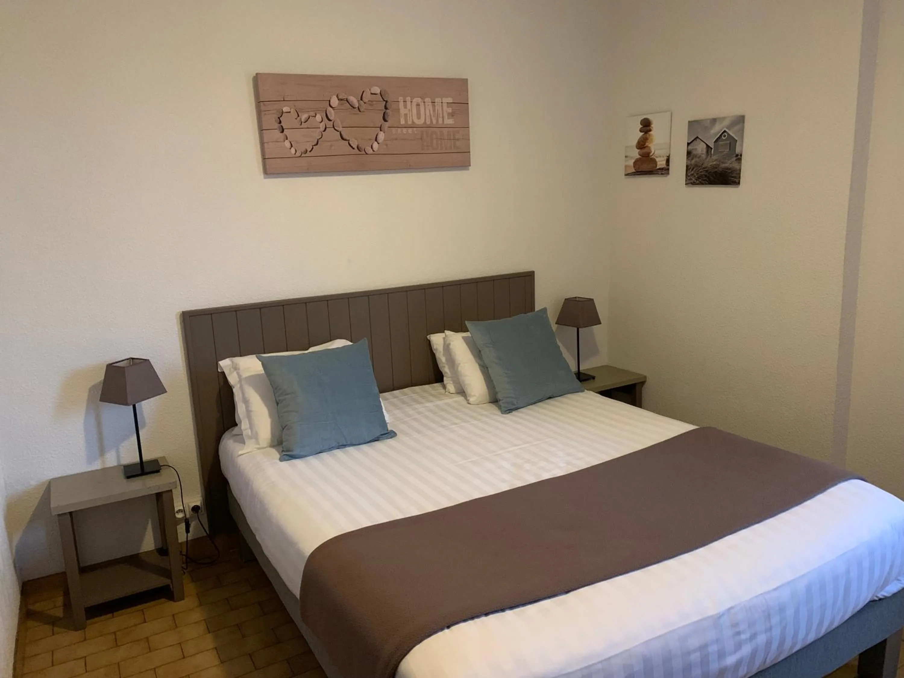 Bedroom, Bed in LOGIS HOTELS - Hôtel et Restaurant L'Océana