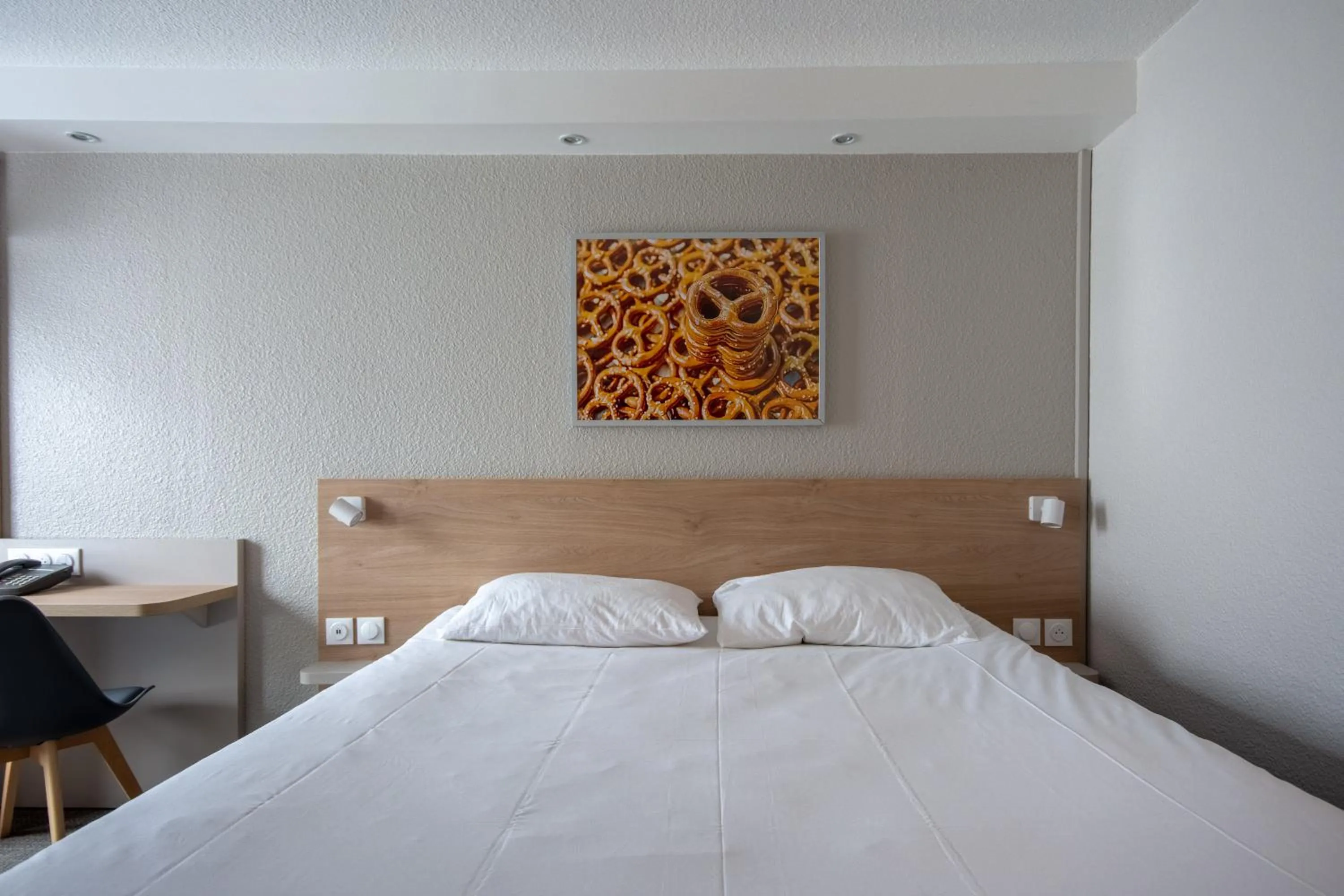 Property building, Bed in Brit Hotel Mulhouse Centre