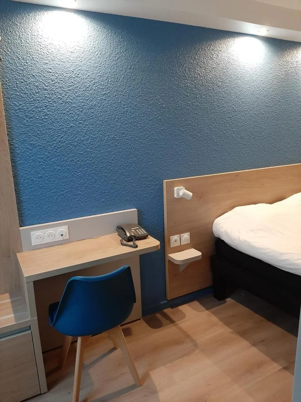 Property building, Bed in Brit Hotel Mulhouse Centre