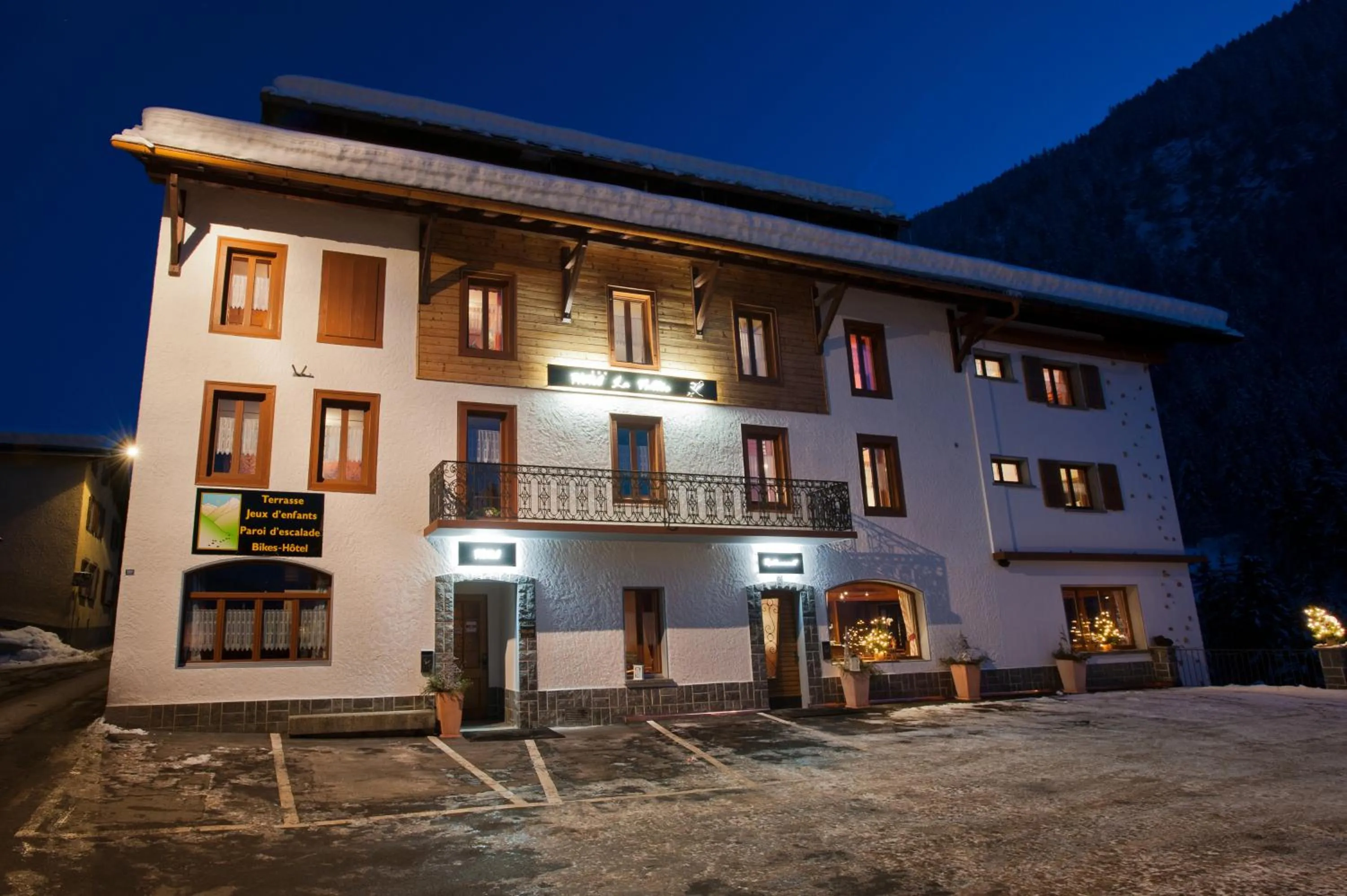 Facade/entrance in La Vallée Hôtel &Spa