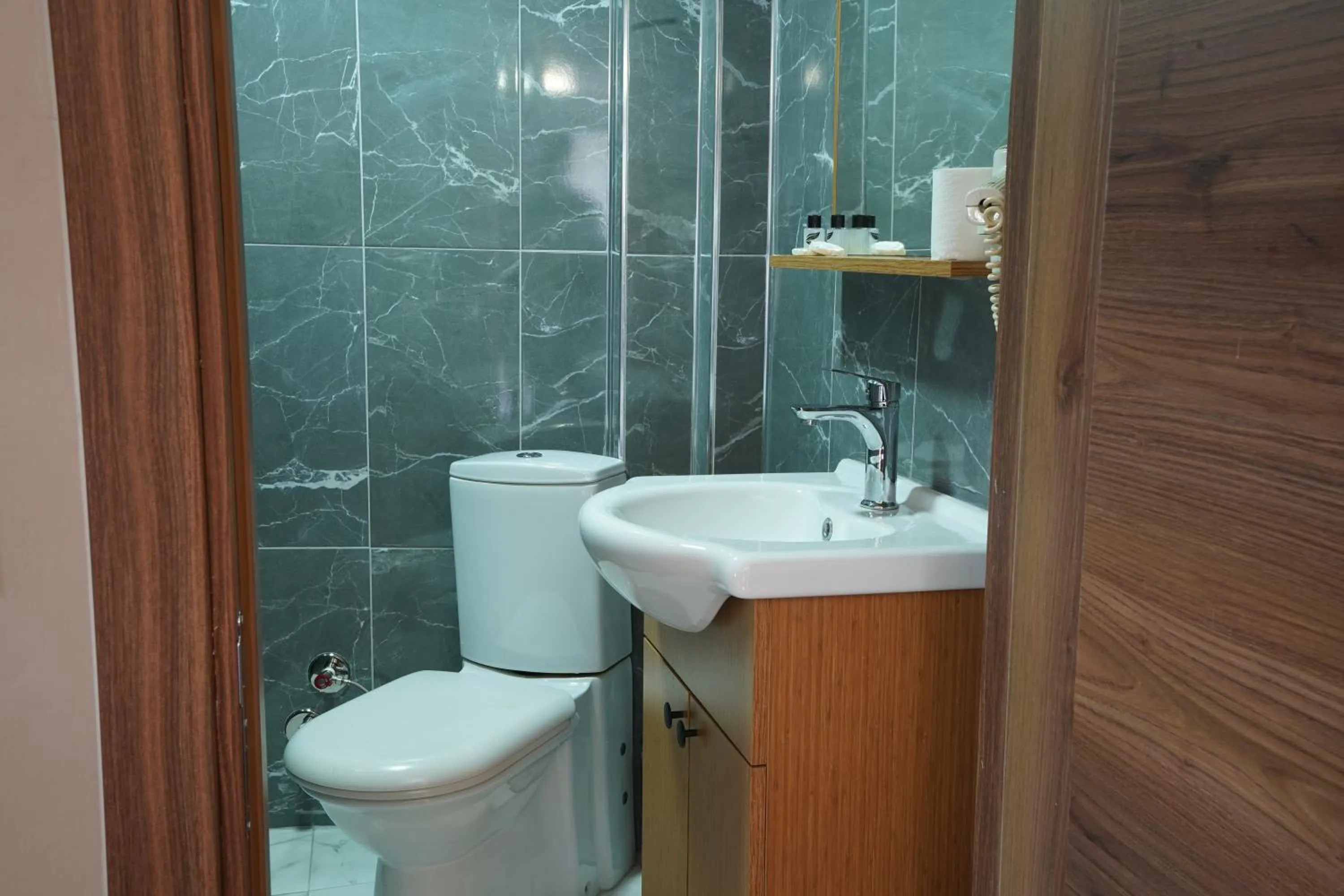 Shower in İSTA Golden Palace Hotel