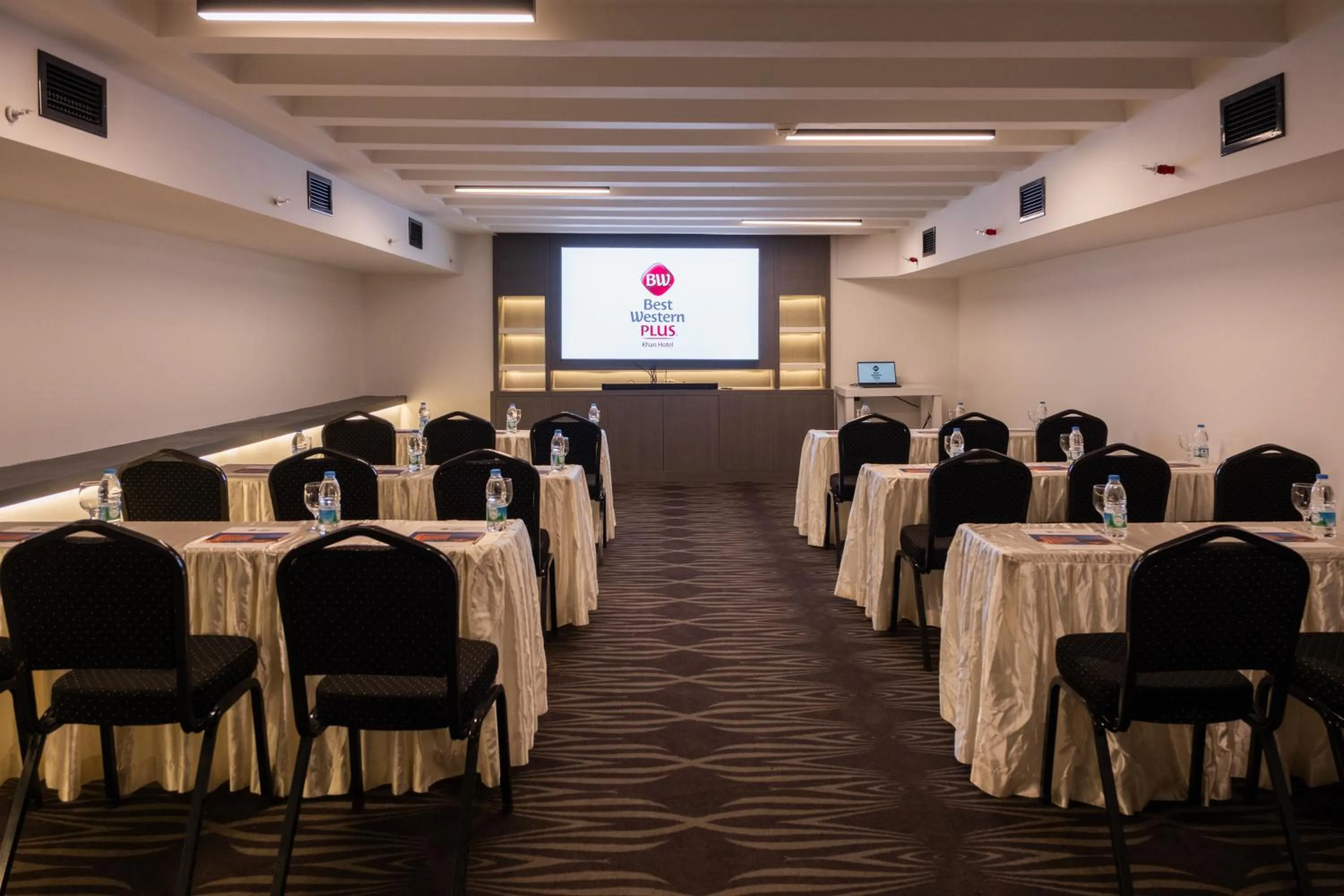 Meeting/conference room in Best Western Plus Khan Hotel
