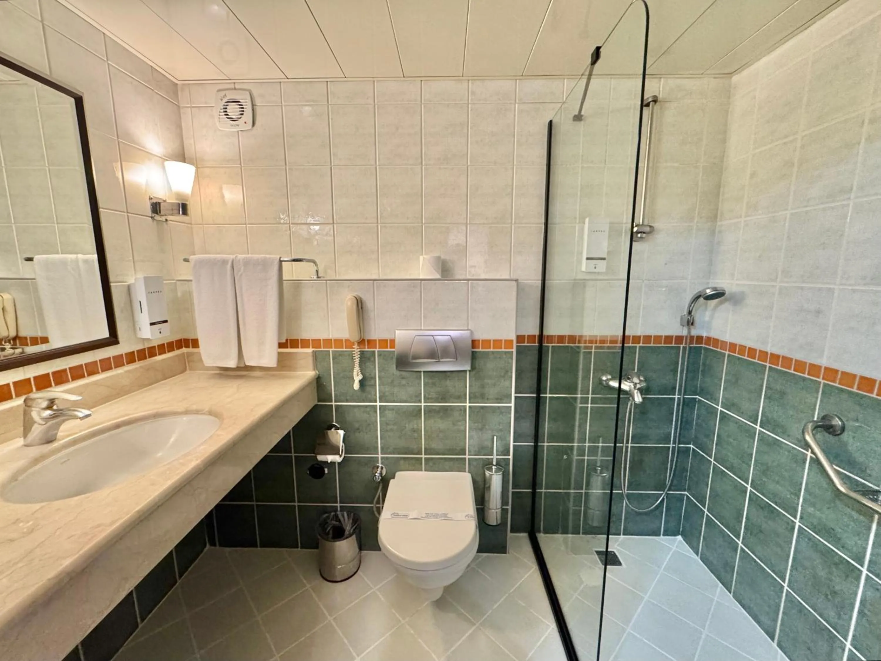 Toilet in Best Western Plus Khan Hotel