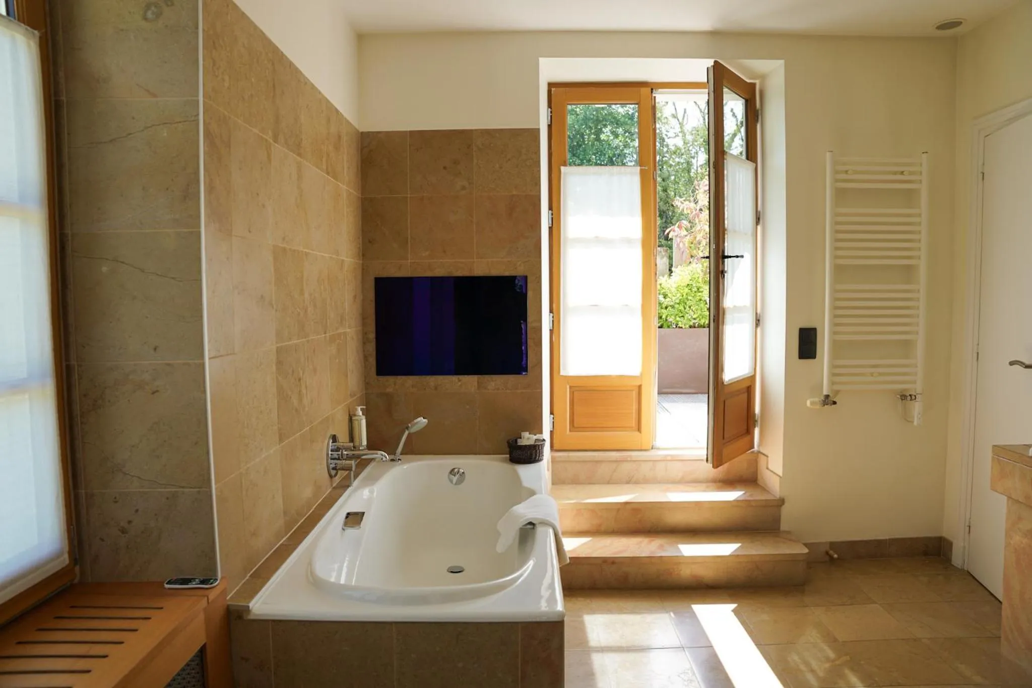 Bathroom in Hostellerie De Levernois