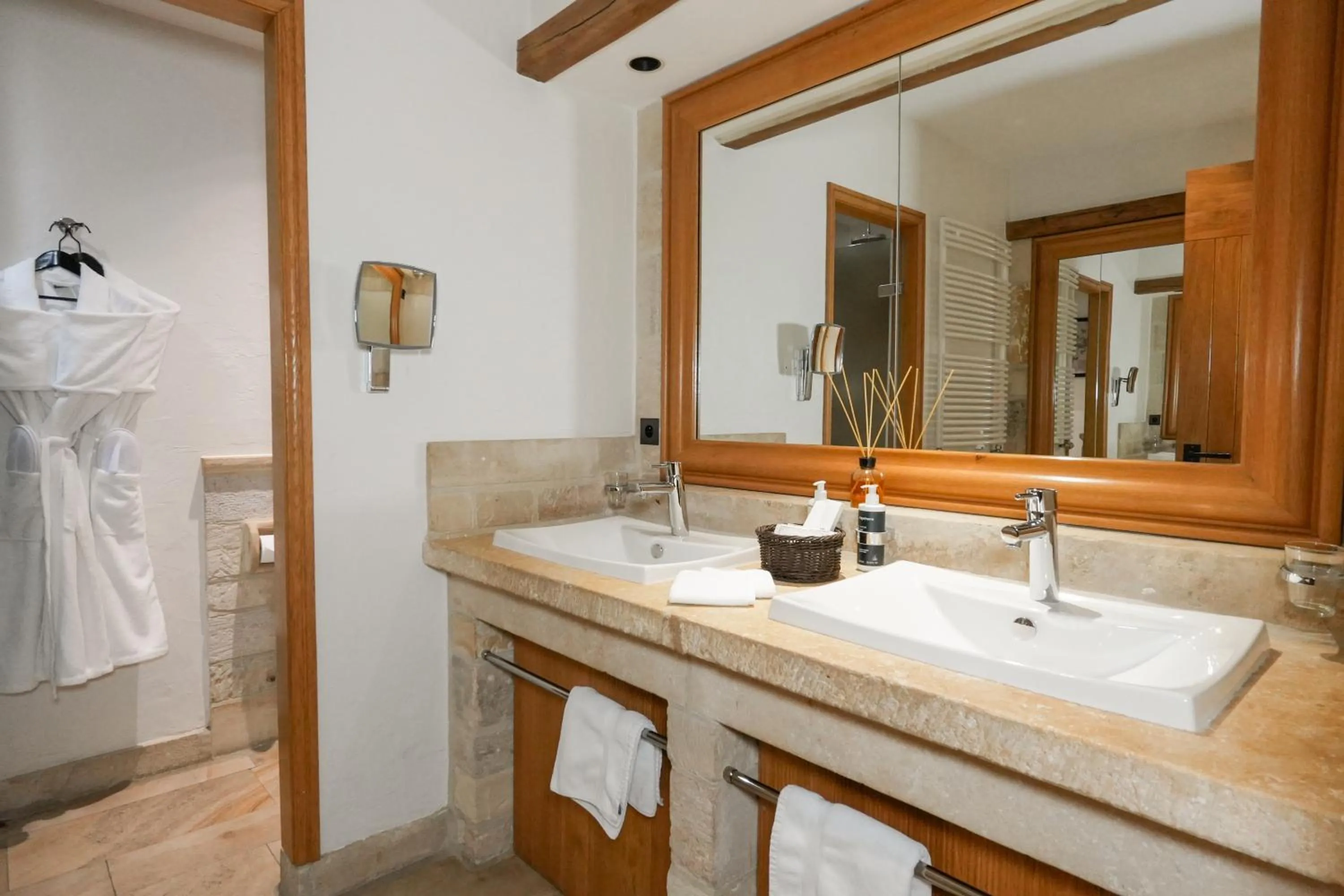 Bathroom in Hostellerie De Levernois