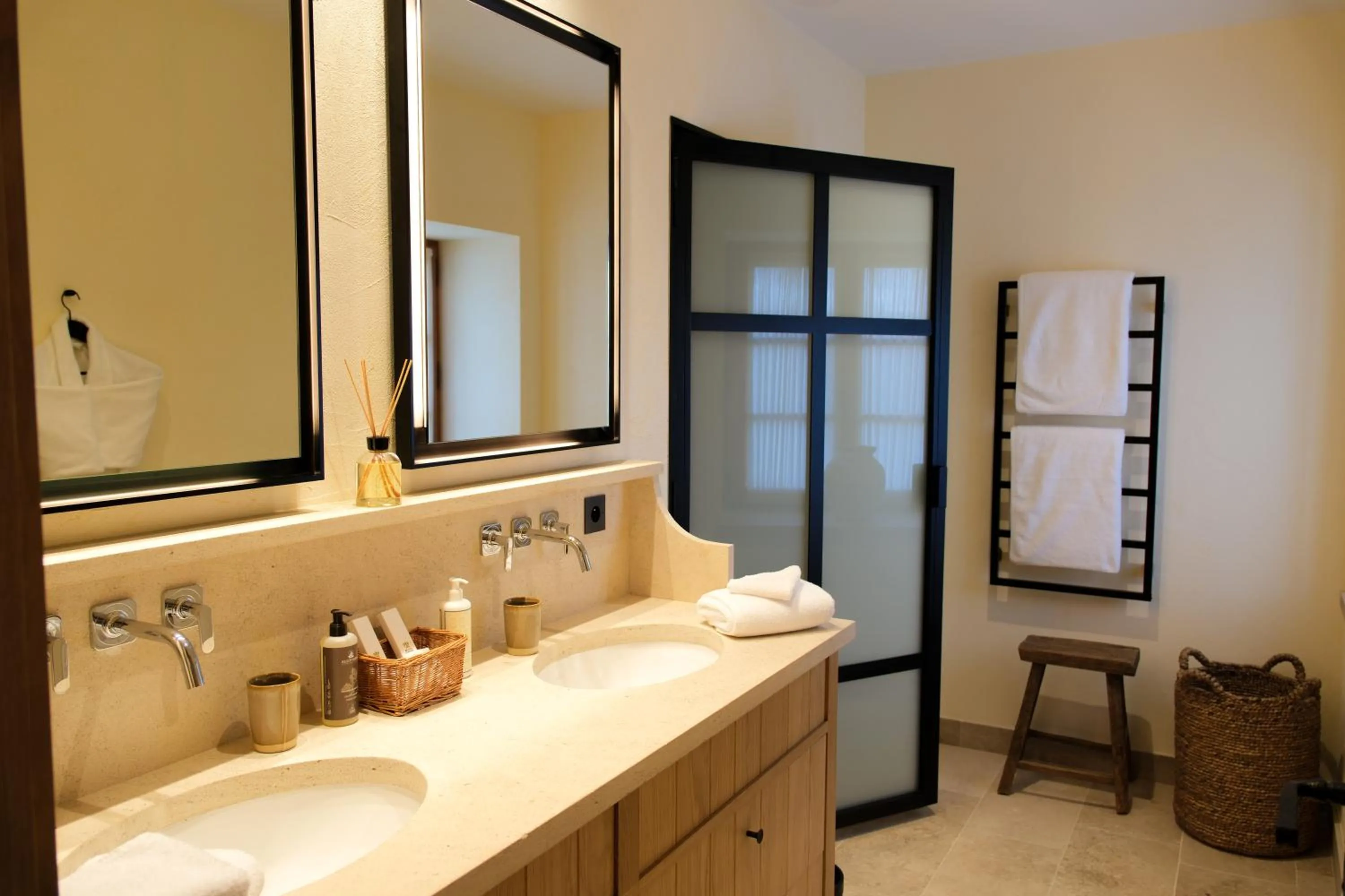 Bathroom in Hostellerie De Levernois