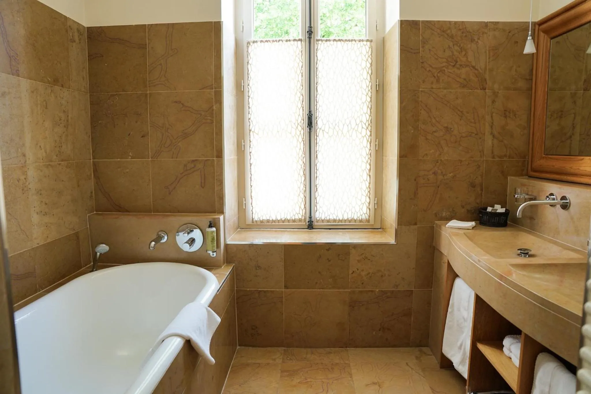 Bathroom in Hostellerie De Levernois