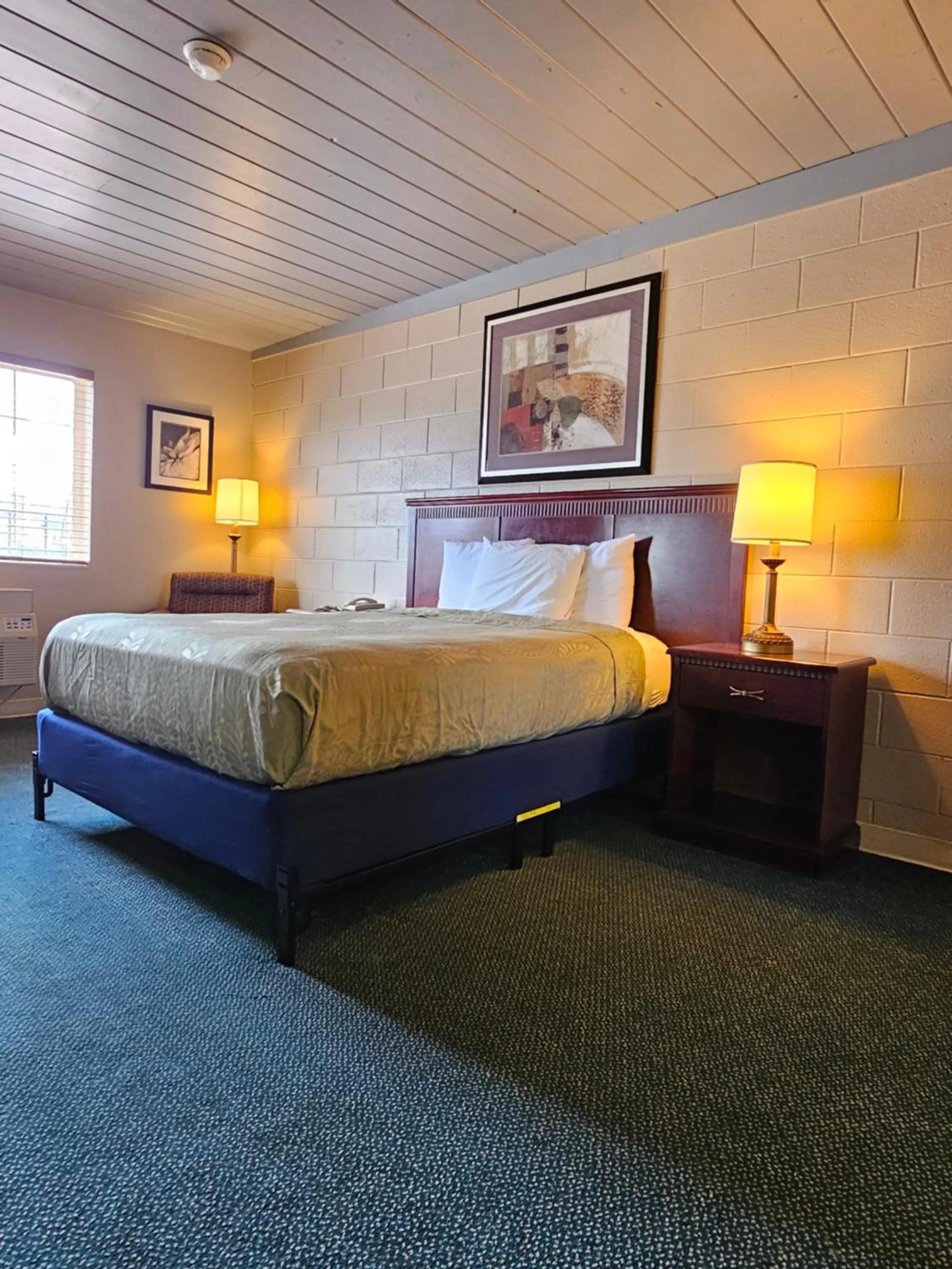 Bed in 1st Choice Inn of Rawlins