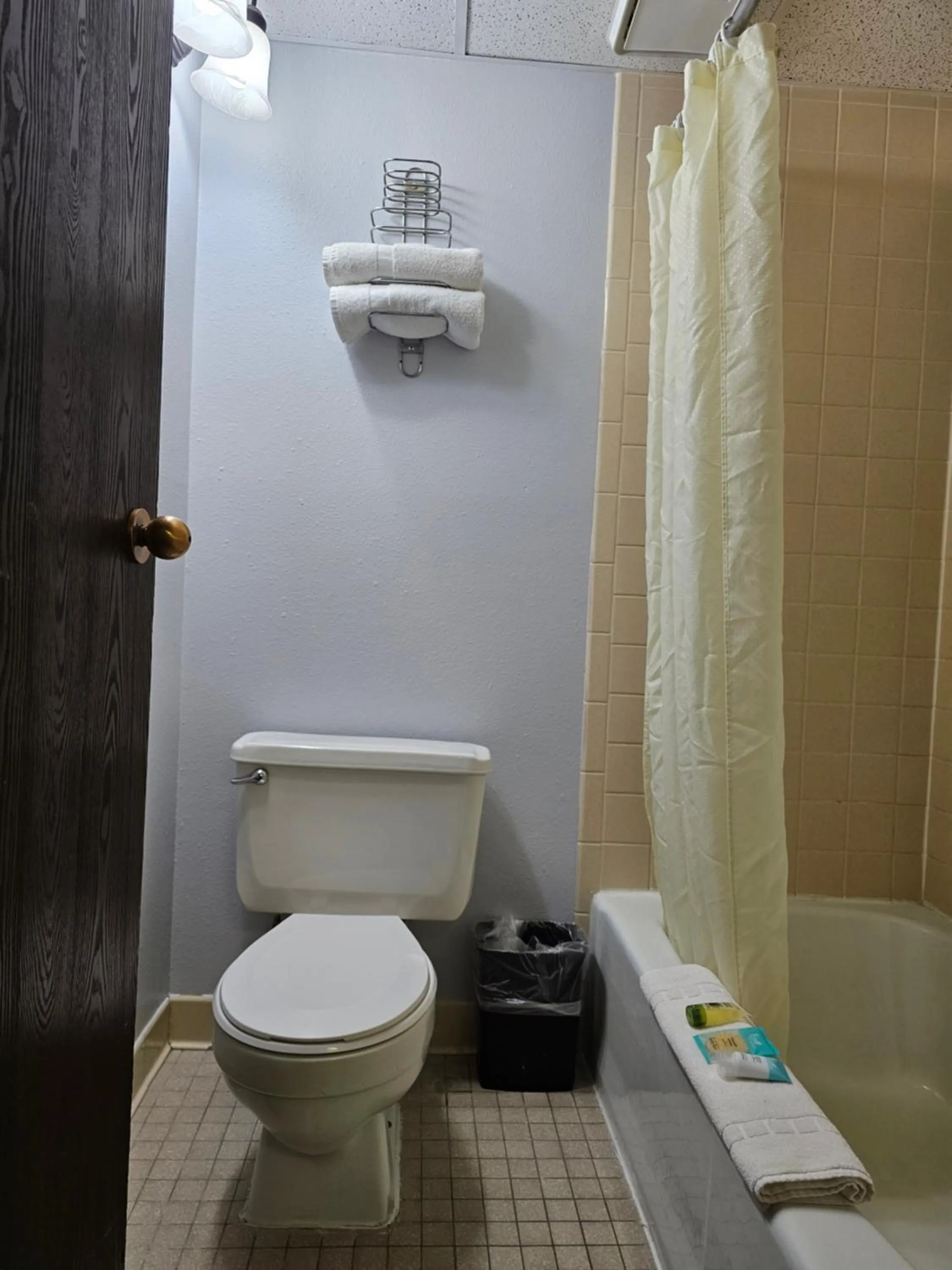 Shower in 1st Choice Inn of Rawlins