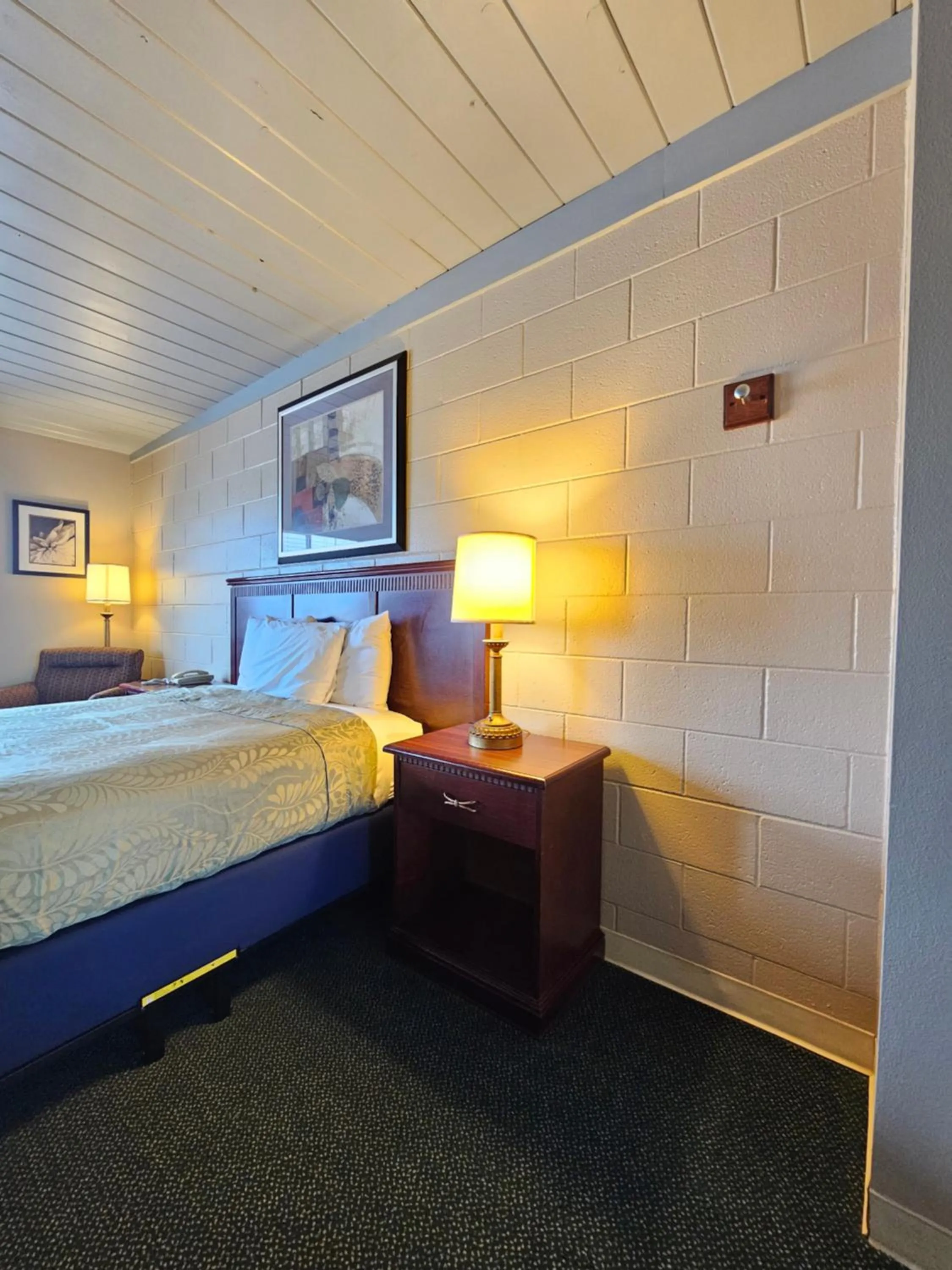 Bed in 1st Choice Inn of Rawlins