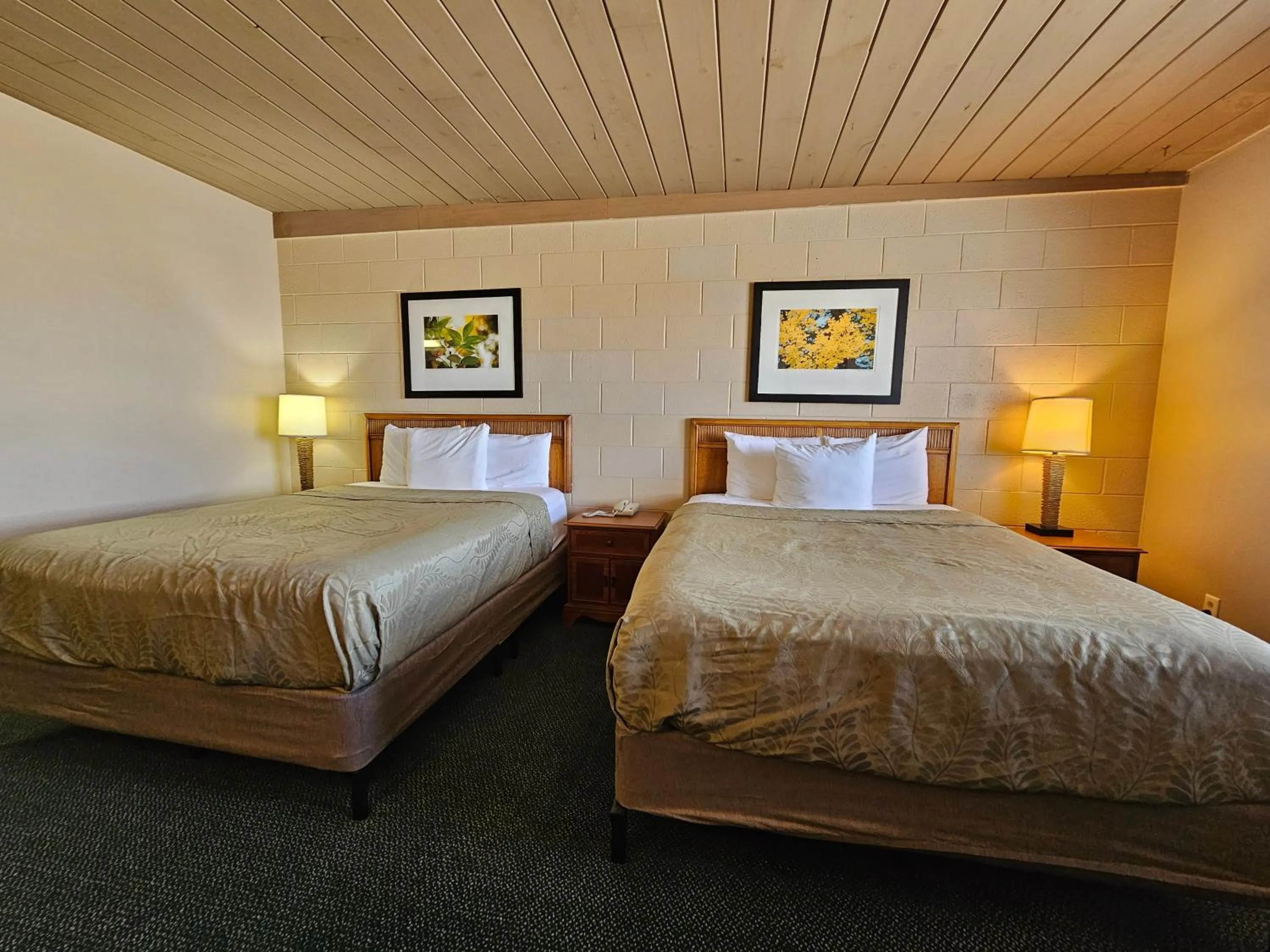 Bed in 1st Choice Inn of Rawlins