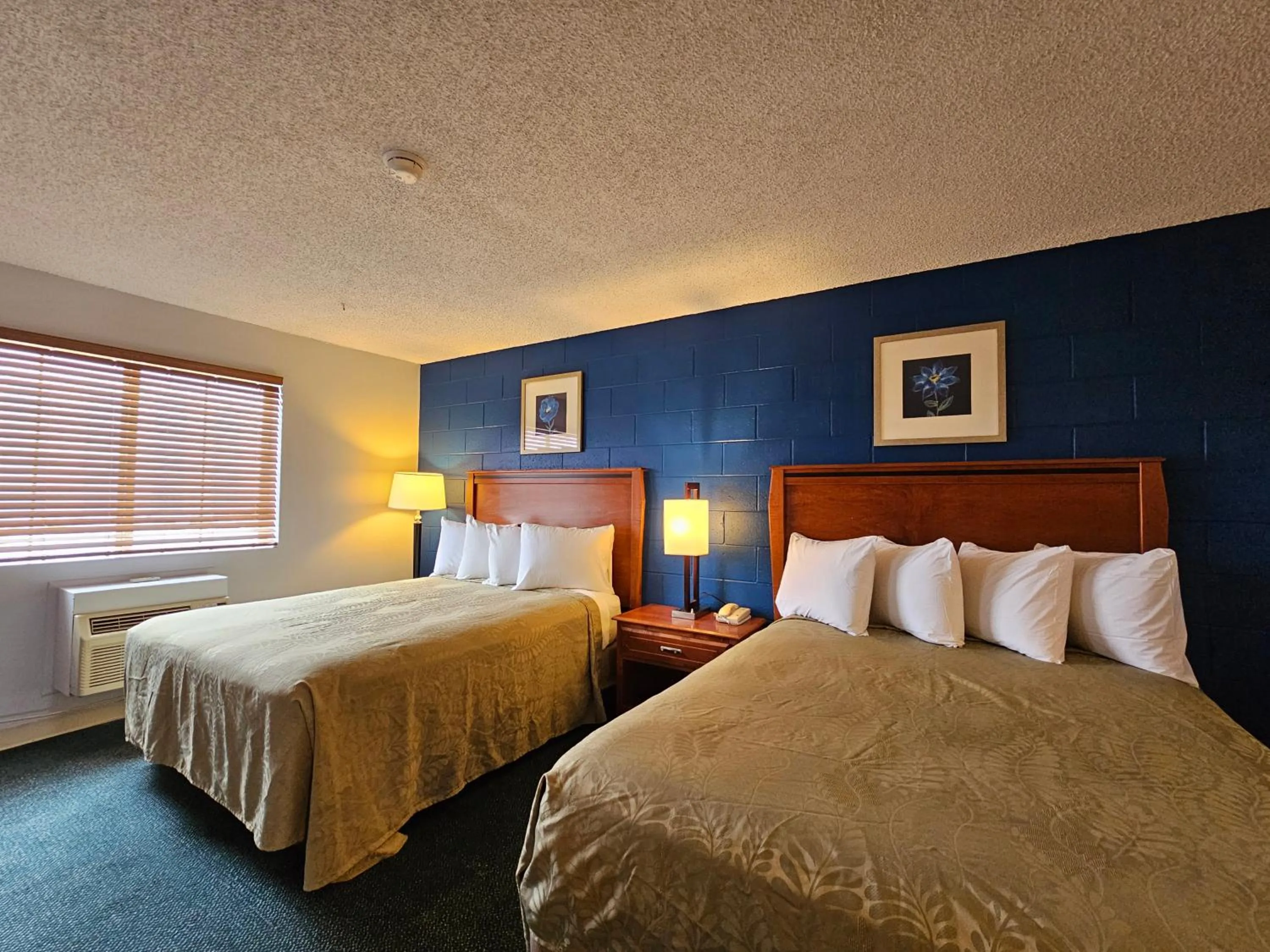 Bed in 1st Choice Inn of Rawlins