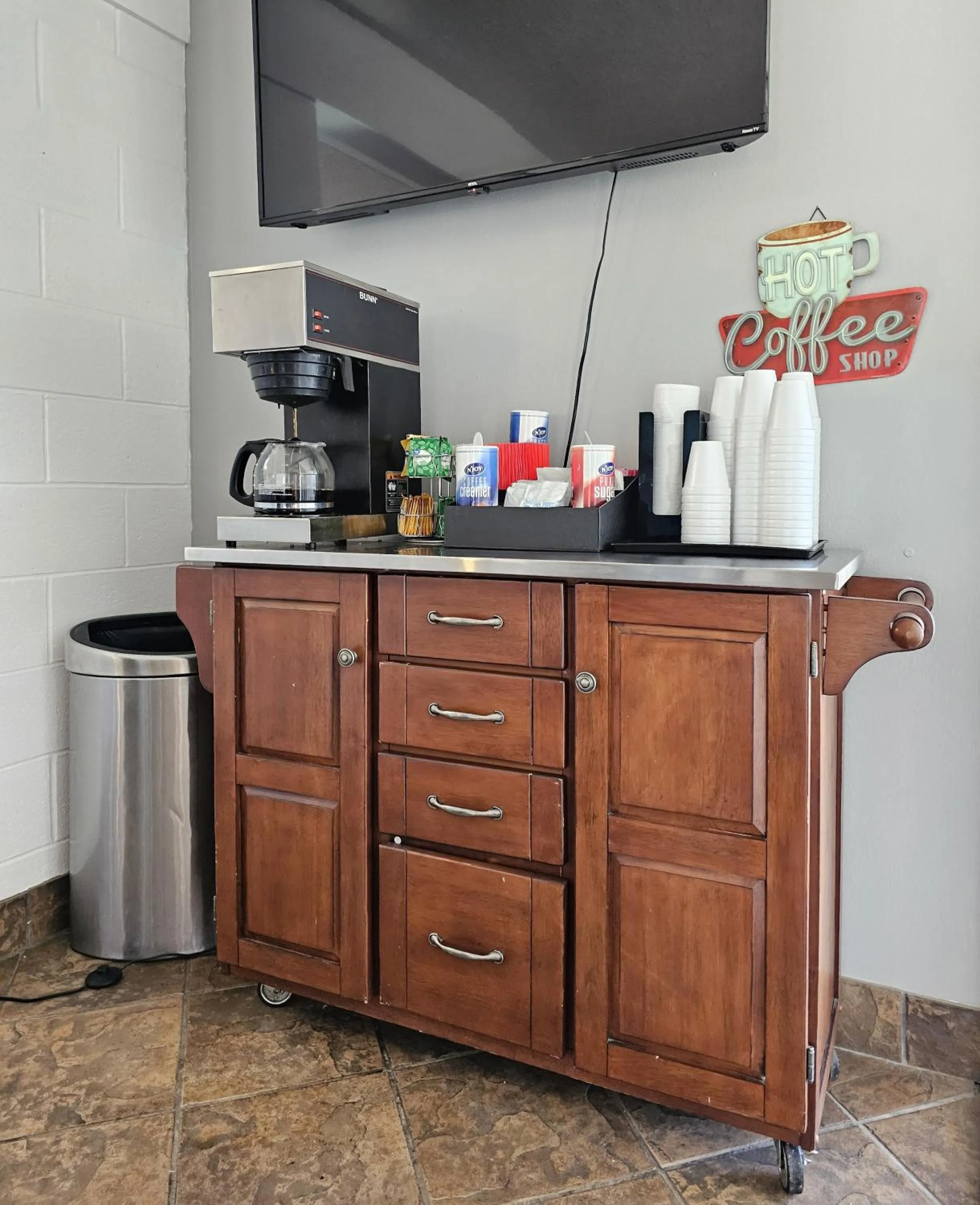 Coffee/tea facilities in 1st Choice Inn of Rawlins