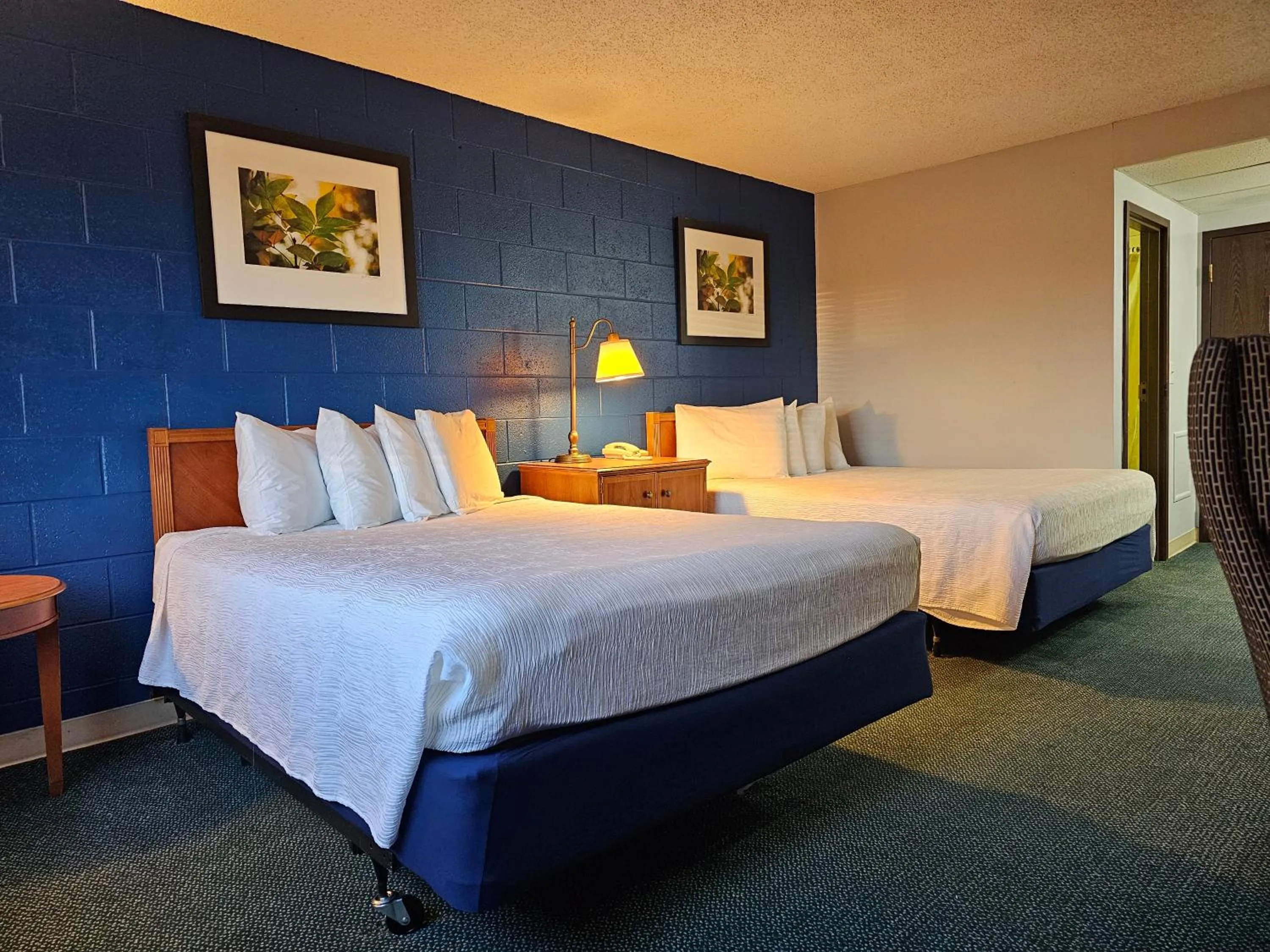 Bed in 1st Choice Inn of Rawlins