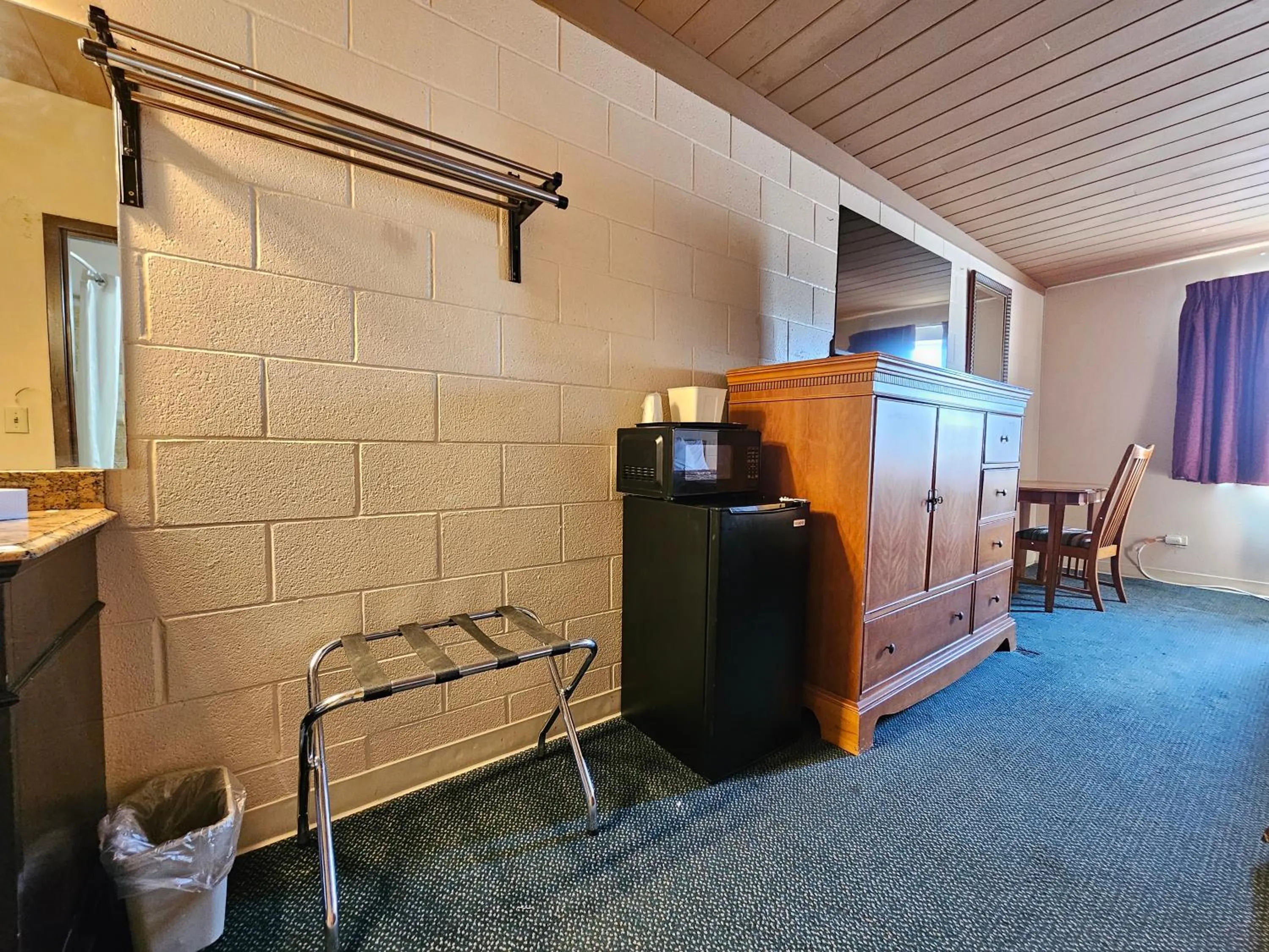 TV and multimedia, Bed in 1st Choice Inn of Rawlins