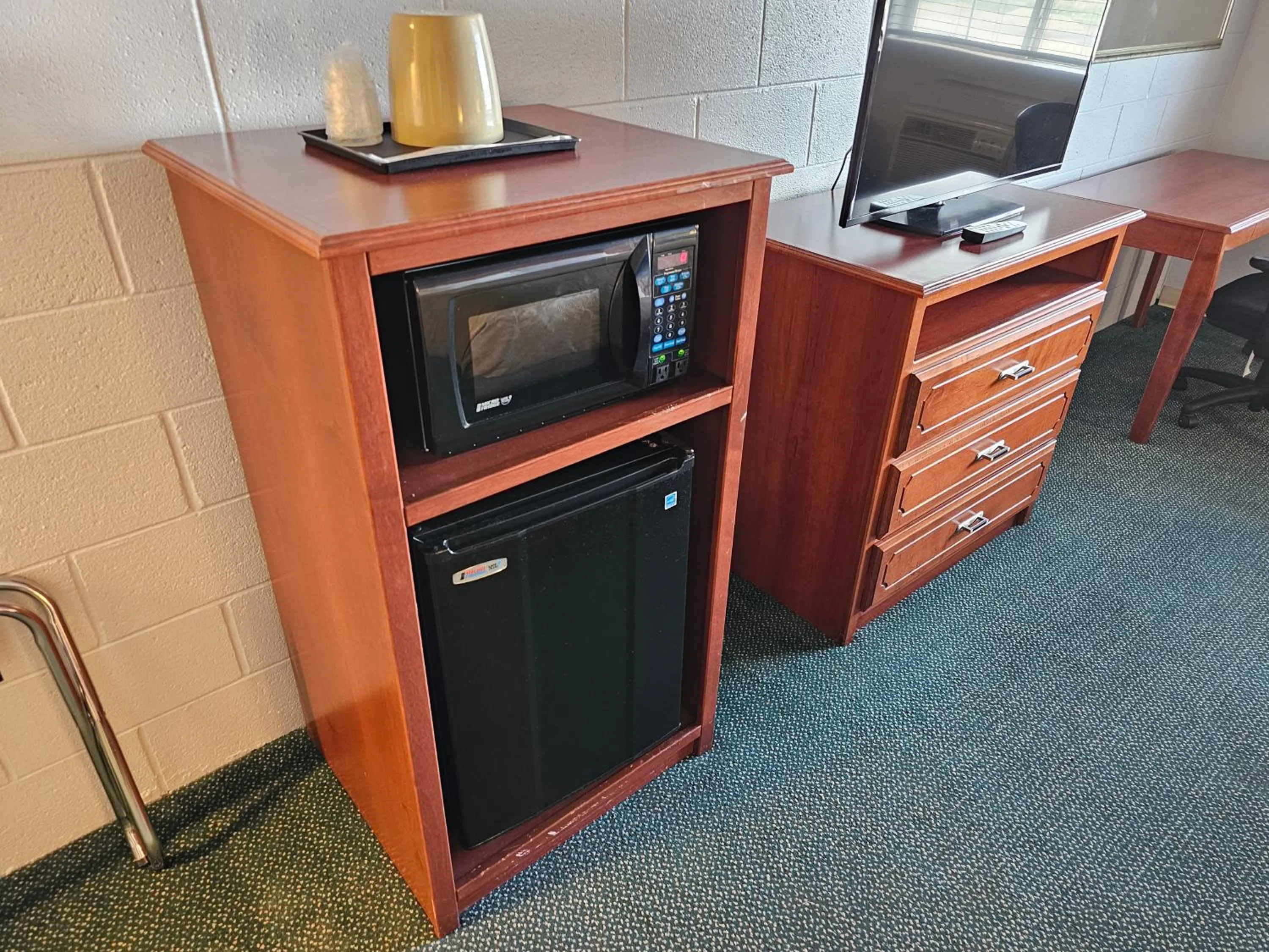 TV and multimedia in 1st Choice Inn of Rawlins