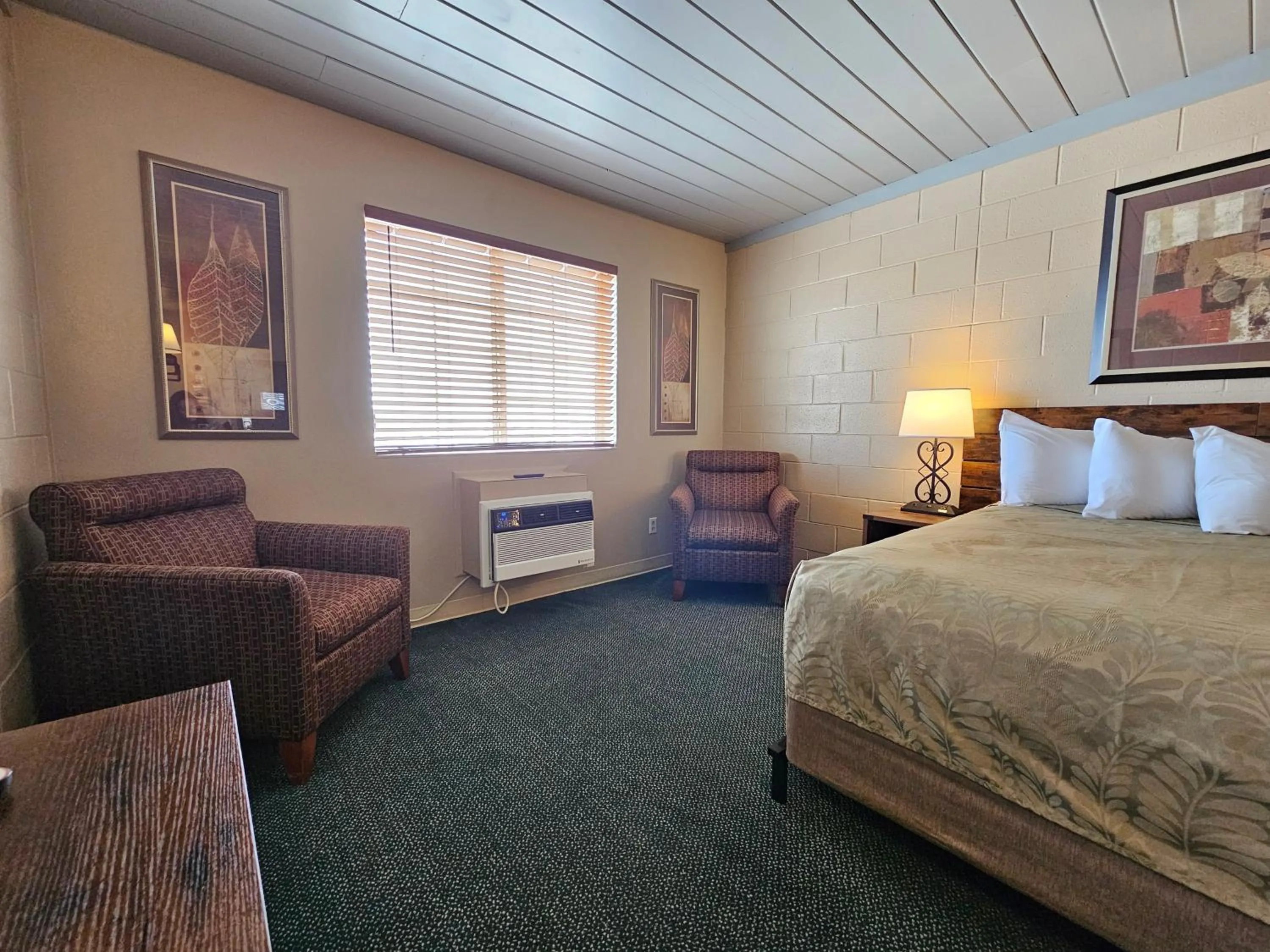 Bed in 1st Choice Inn of Rawlins