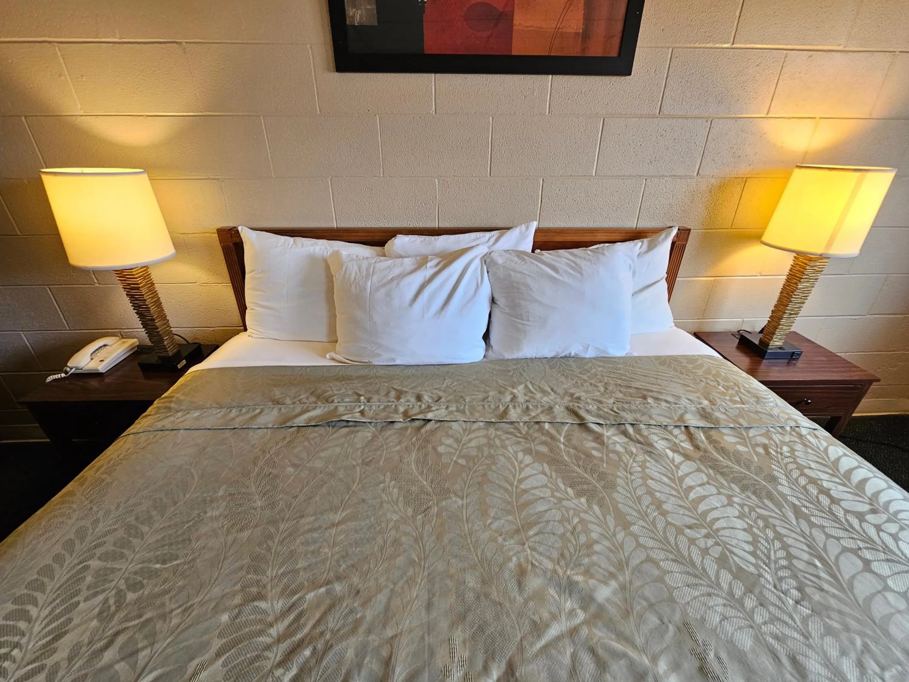 Bed in 1st Choice Inn of Rawlins