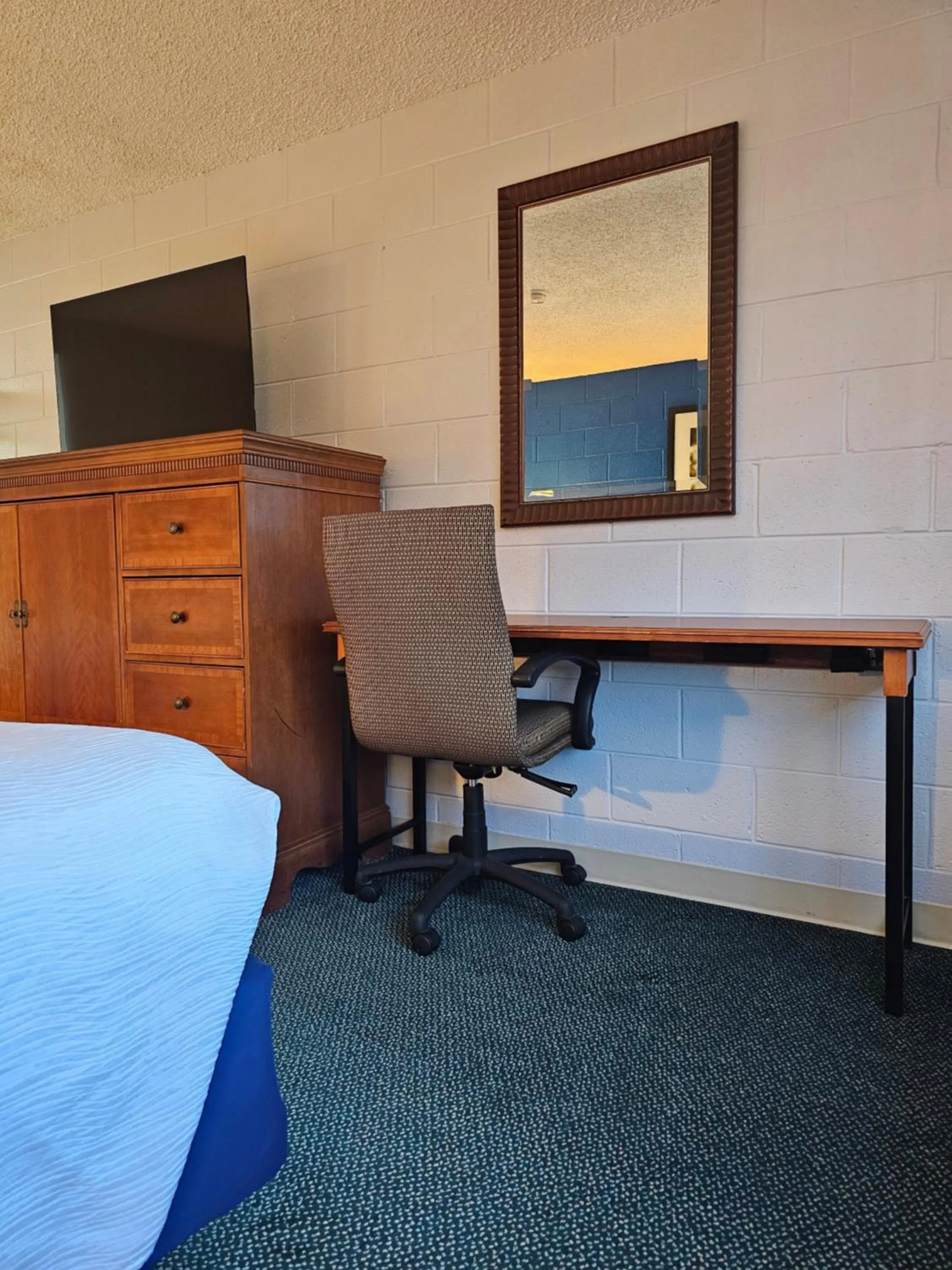 TV and multimedia, Bed in 1st Choice Inn of Rawlins