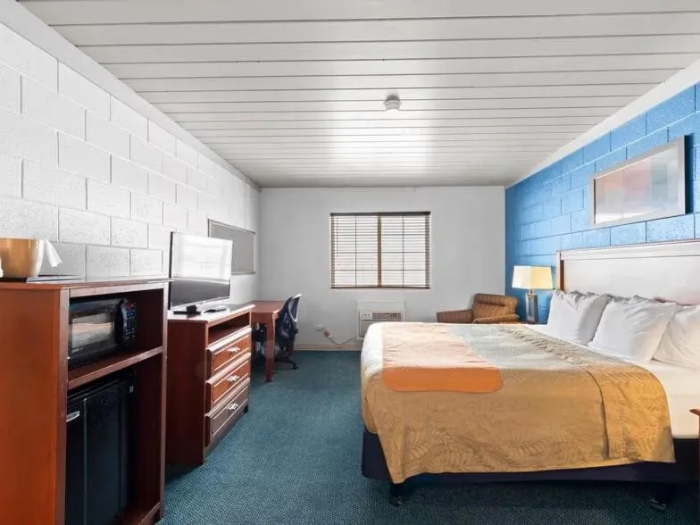 Bed in 1st Choice Inn of Rawlins