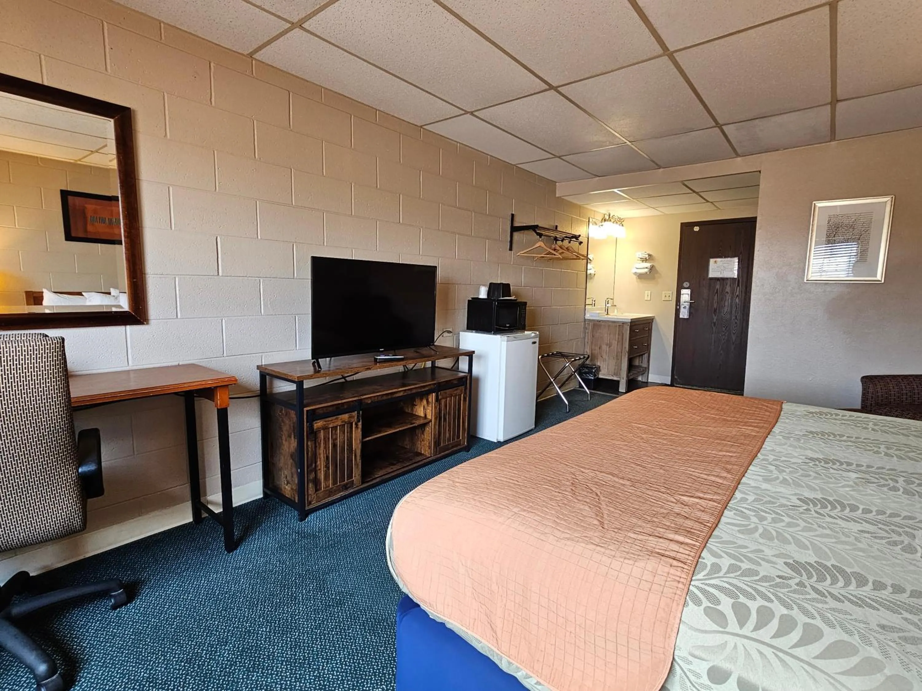 Bed in 1st Choice Inn of Rawlins