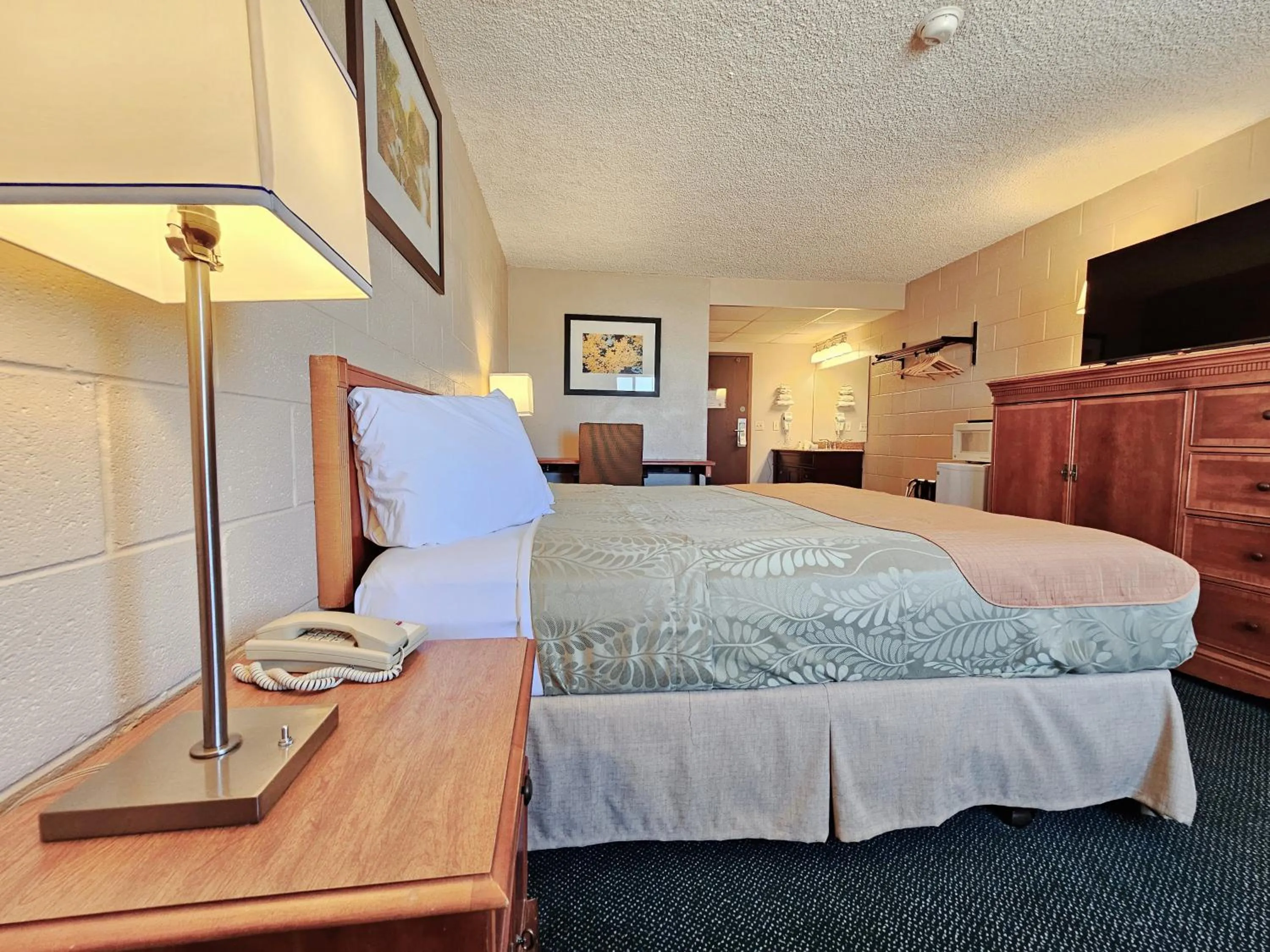 Bed in 1st Choice Inn of Rawlins