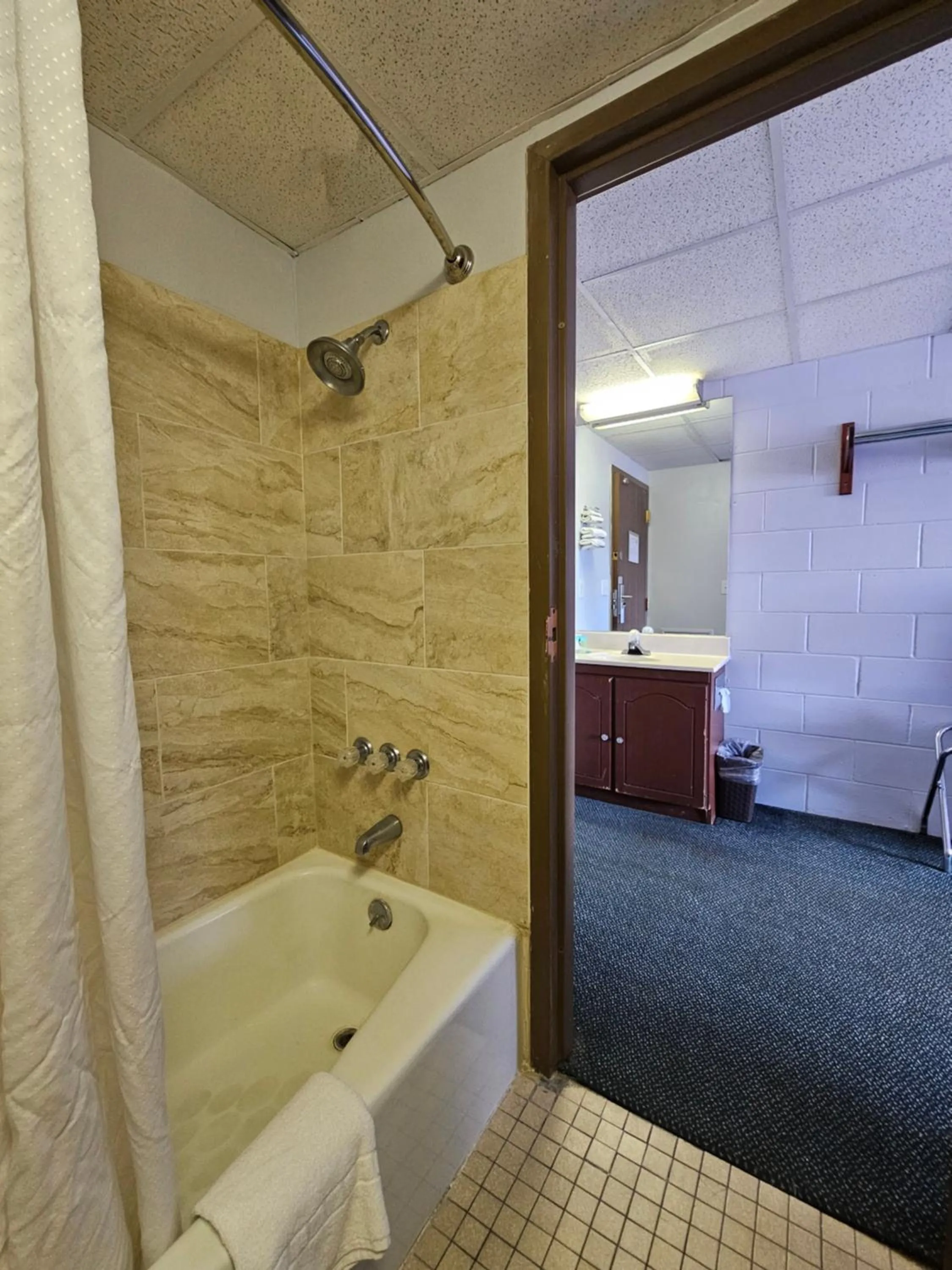 Shower in 1st Choice Inn of Rawlins