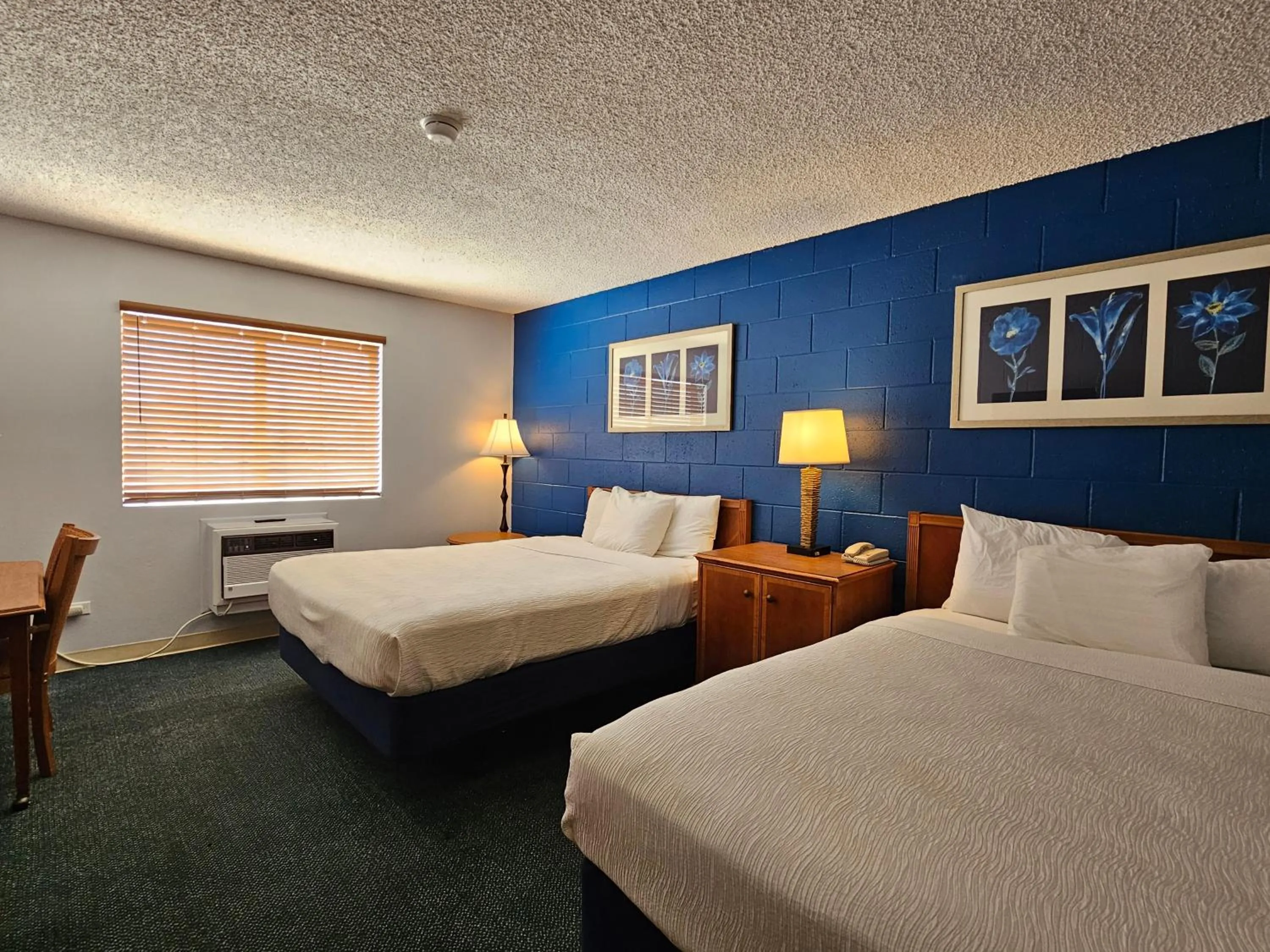 Bed in 1st Choice Inn of Rawlins