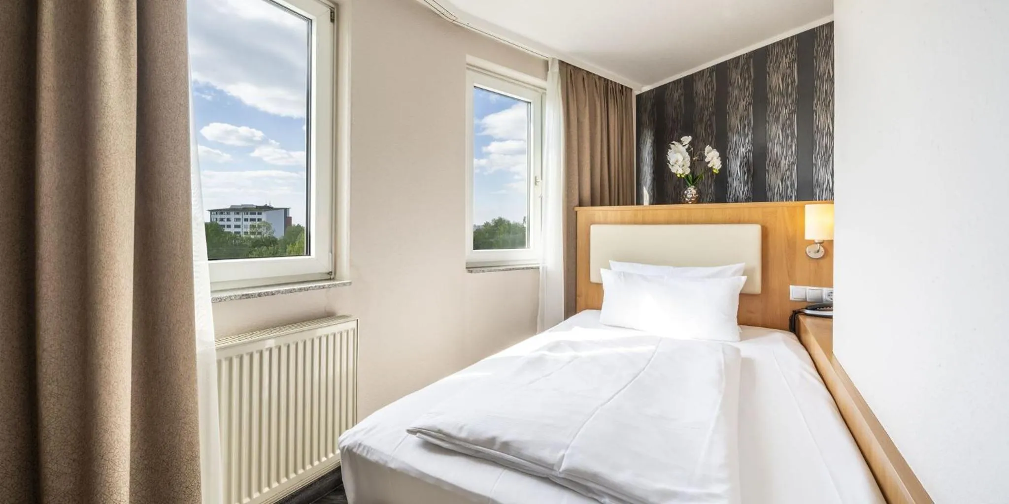 Bed in PLAZA INN Stuttgart Airport Messe