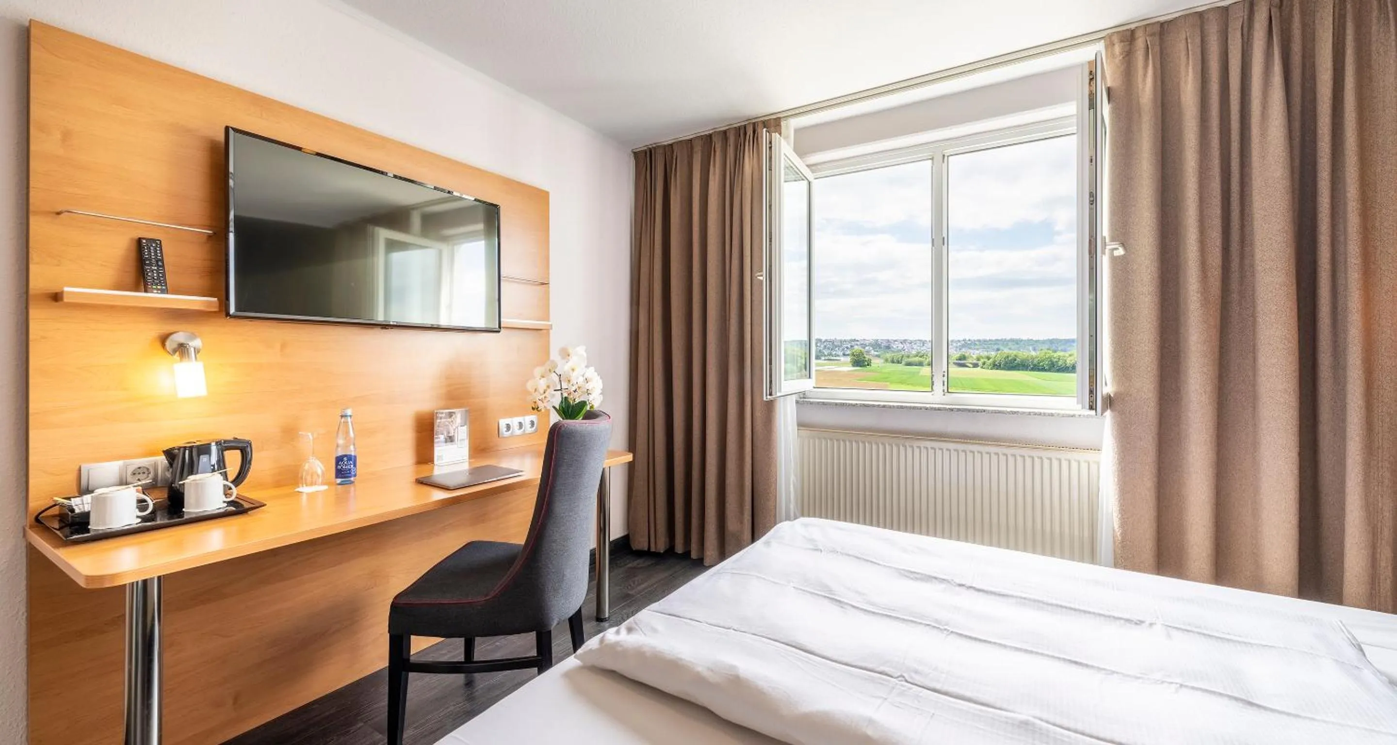 Bed in PLAZA INN Stuttgart Airport Messe
