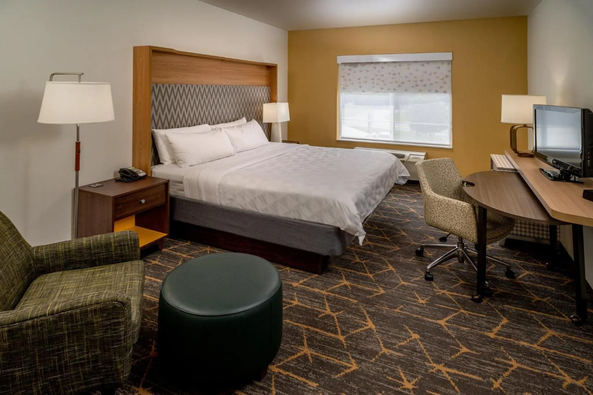 Photo of the whole room, Bed in Holiday Inn Hotel & Suites Beckley by IHG