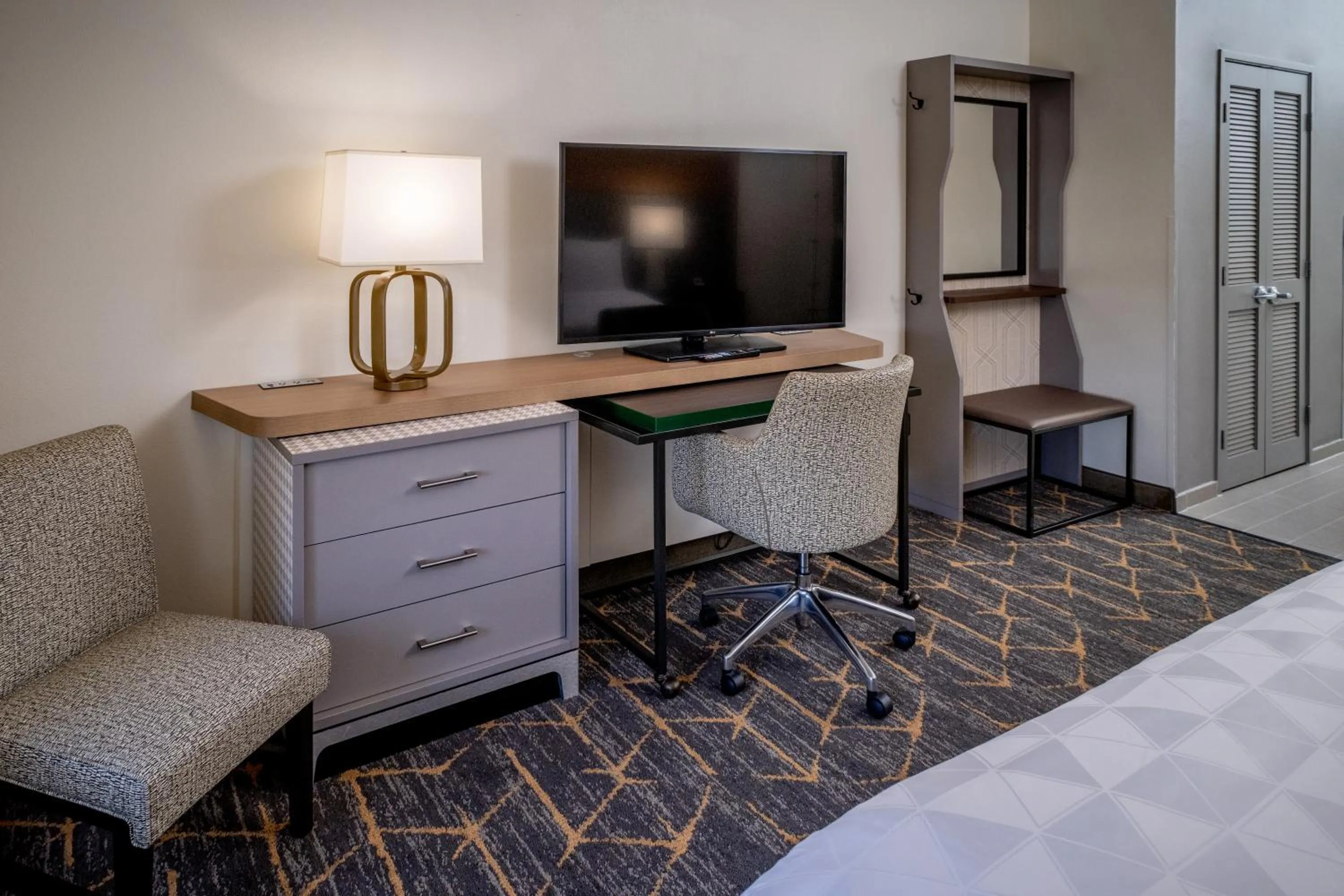 TV and multimedia, Bed in Holiday Inn Hotel & Suites Beckley by IHG