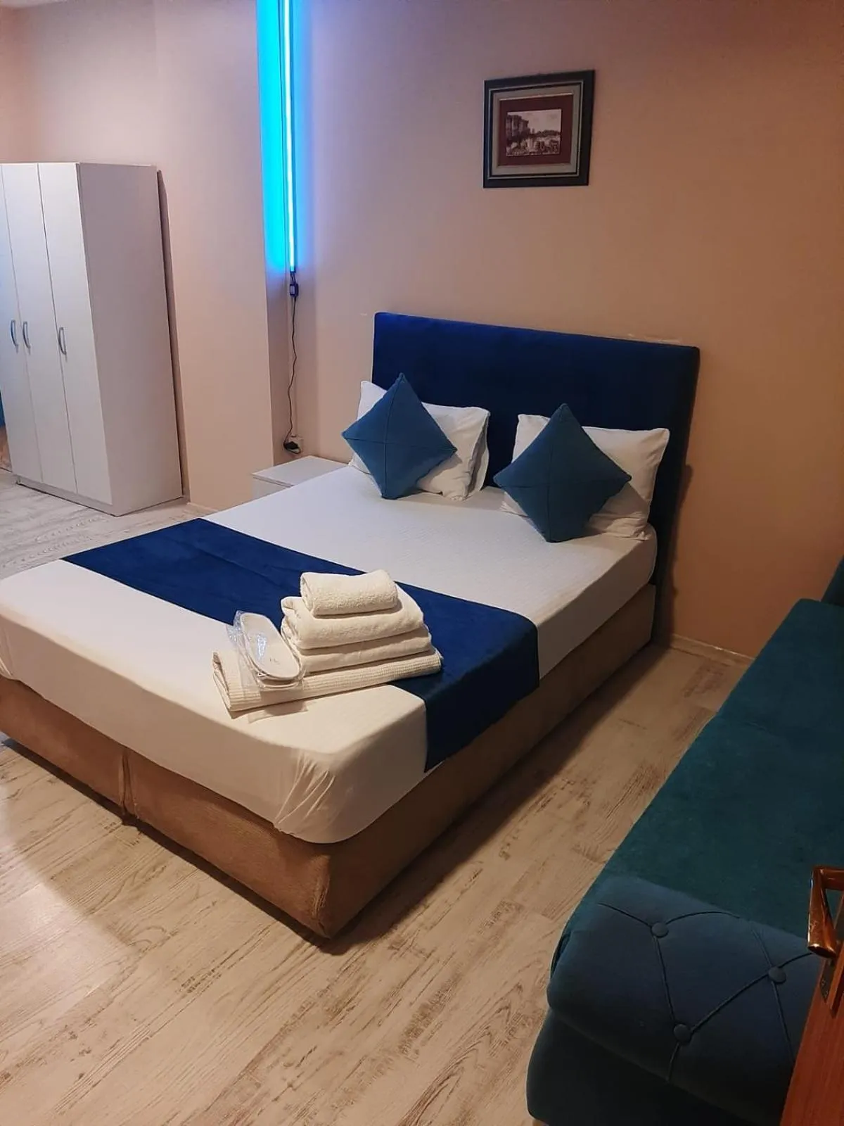 Photo of the whole room, Bed in 216 Turkuaz Suit