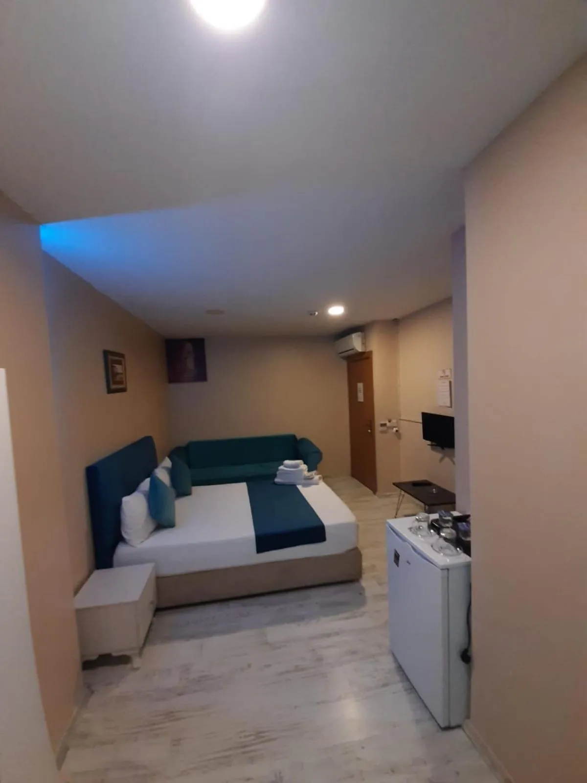 Photo of the whole room in 216 Turkuaz Suit