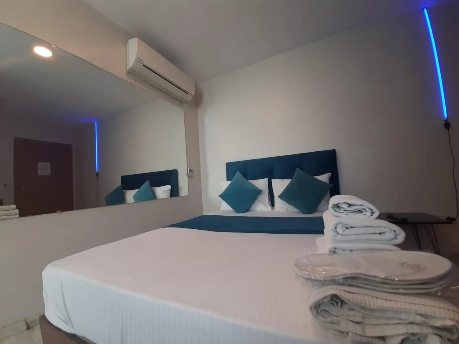 Photo of the whole room, Bed in 216 Turkuaz Suit