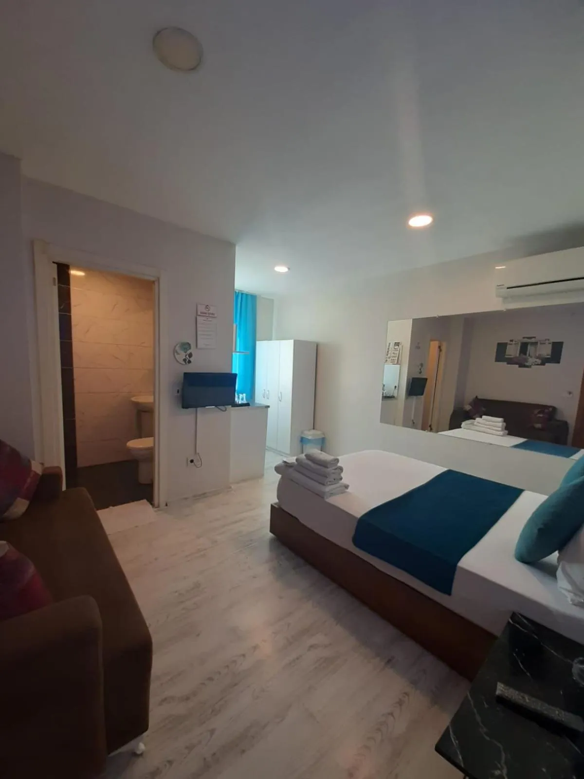 Photo of the whole room, Bed in 216 Turkuaz Suit